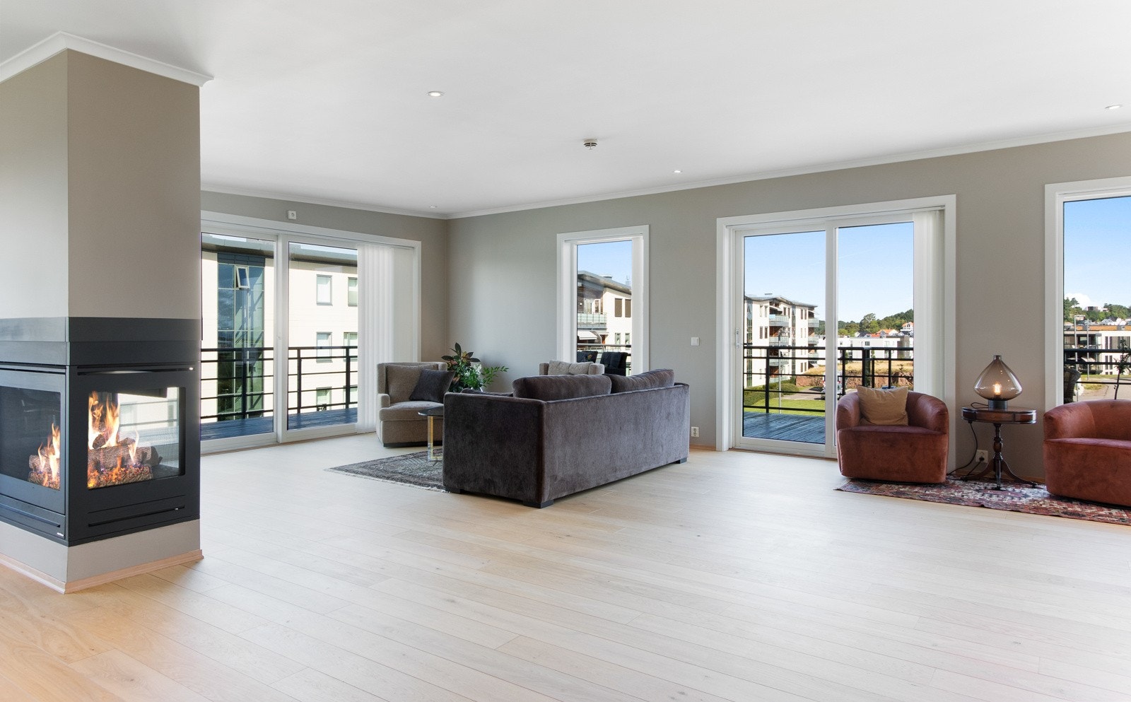 Stuen har downlights i hvitmalt himling, slette, malte vegger i sandfarger og enstavs parkettgulv. Galleribilde