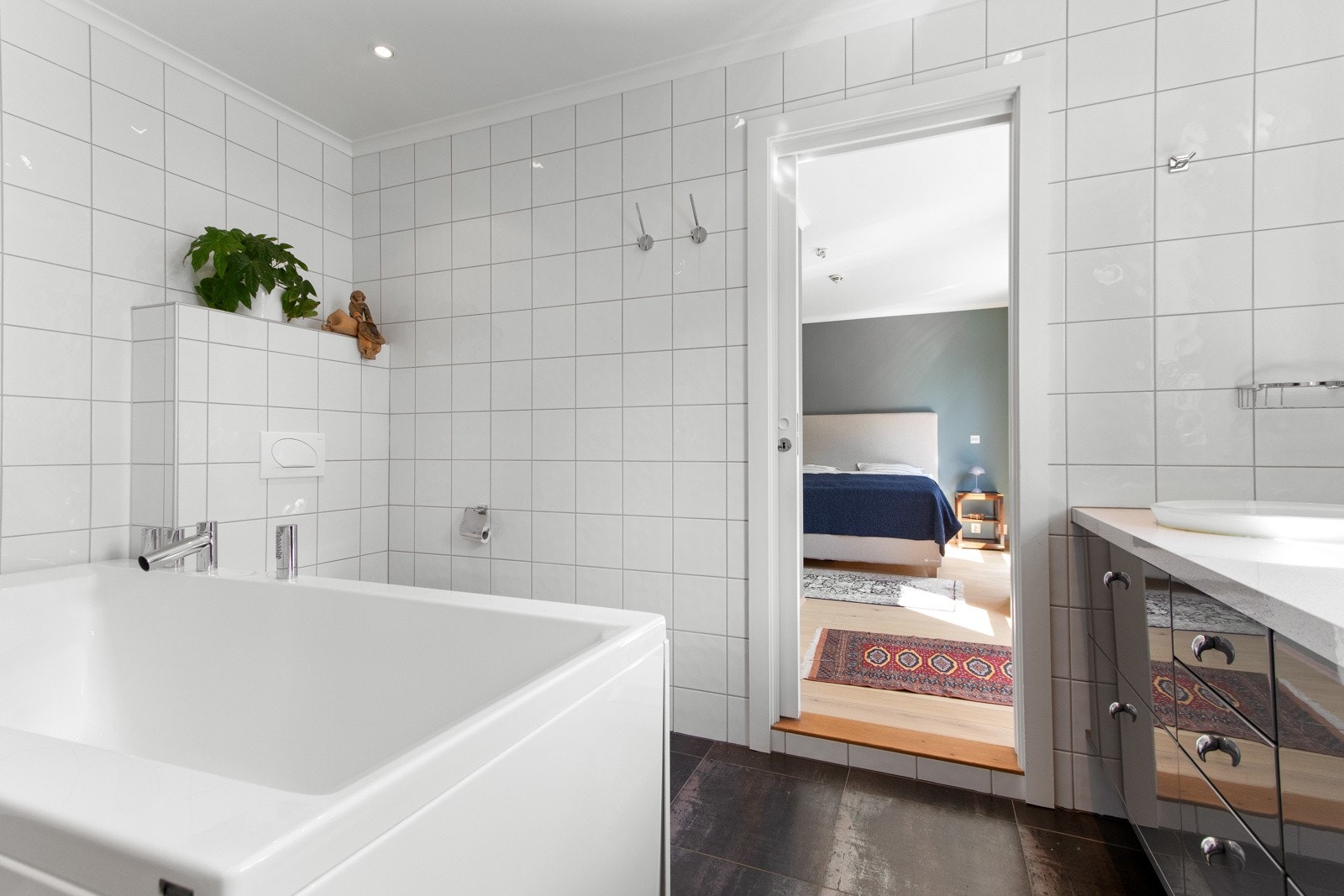 Det ene har skyvedør inn fra hoved soverommet og er godt utstyrt med vegghengt toalett, et lekkert baderomsmøblement, dusjhjørne og badekar som innbyr til litt ekstra hverdagsluksus. Galleribilde