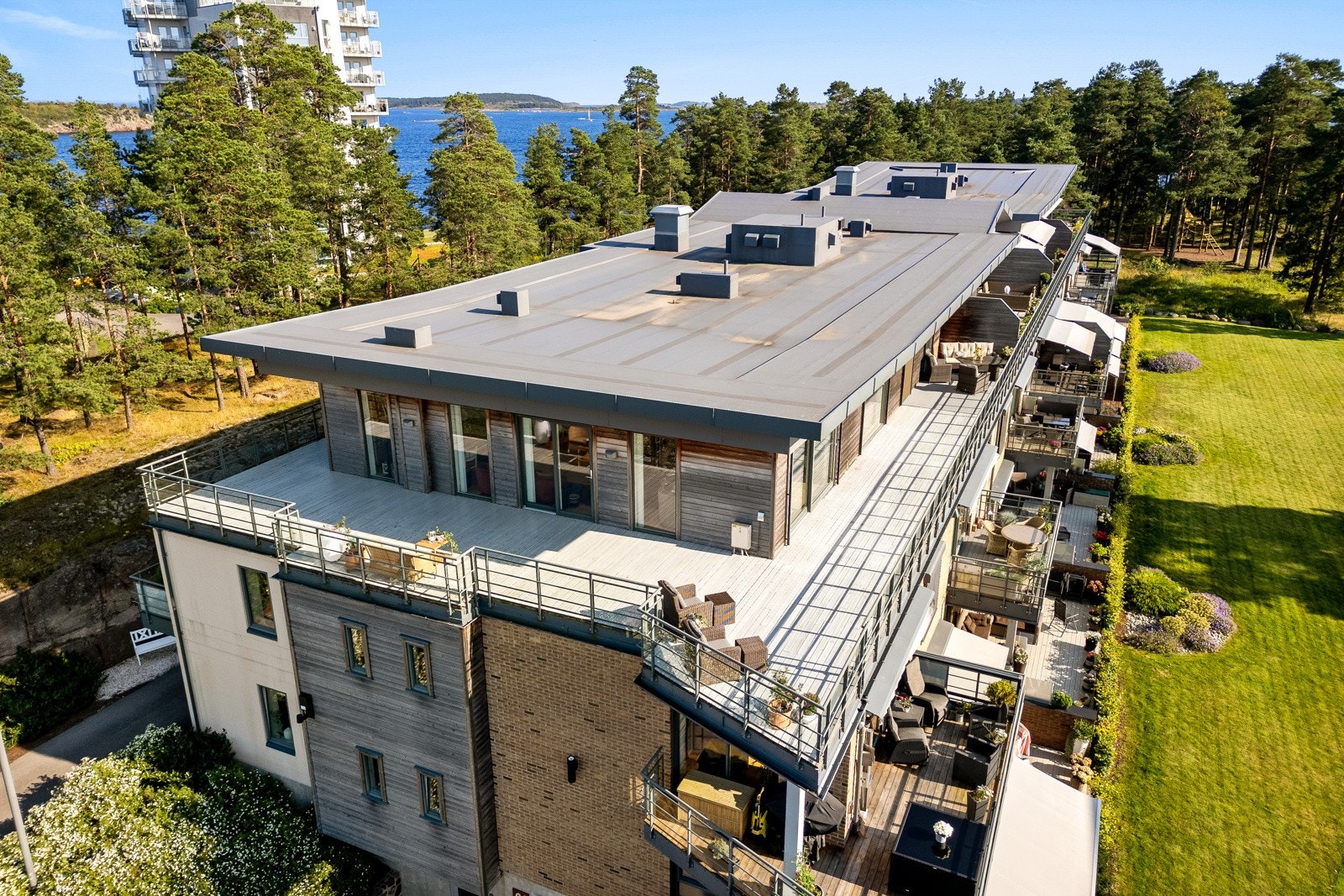 Leiligheten har en solrik terrasse på 153 kvm med sjøutsikt på alle kanter - her ligger alt til rette for det gode liv. Galleribilde