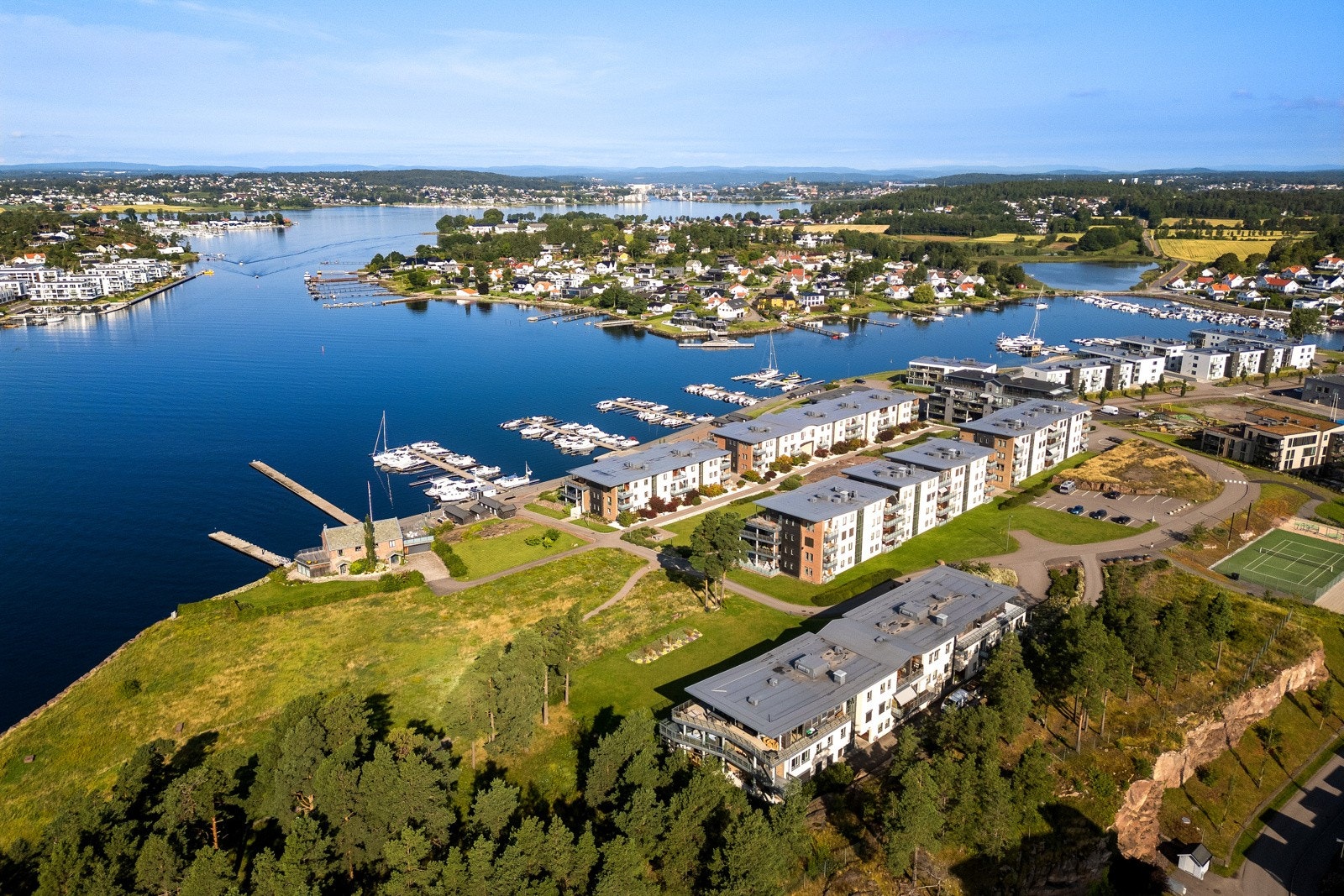 Det tar ca. 12 min med bil til Tønsberg sentrum som har alt av bymessige fasiliteter, kino, bibliotek, svømmehall og flere idrettsanlegg. Galleribilde