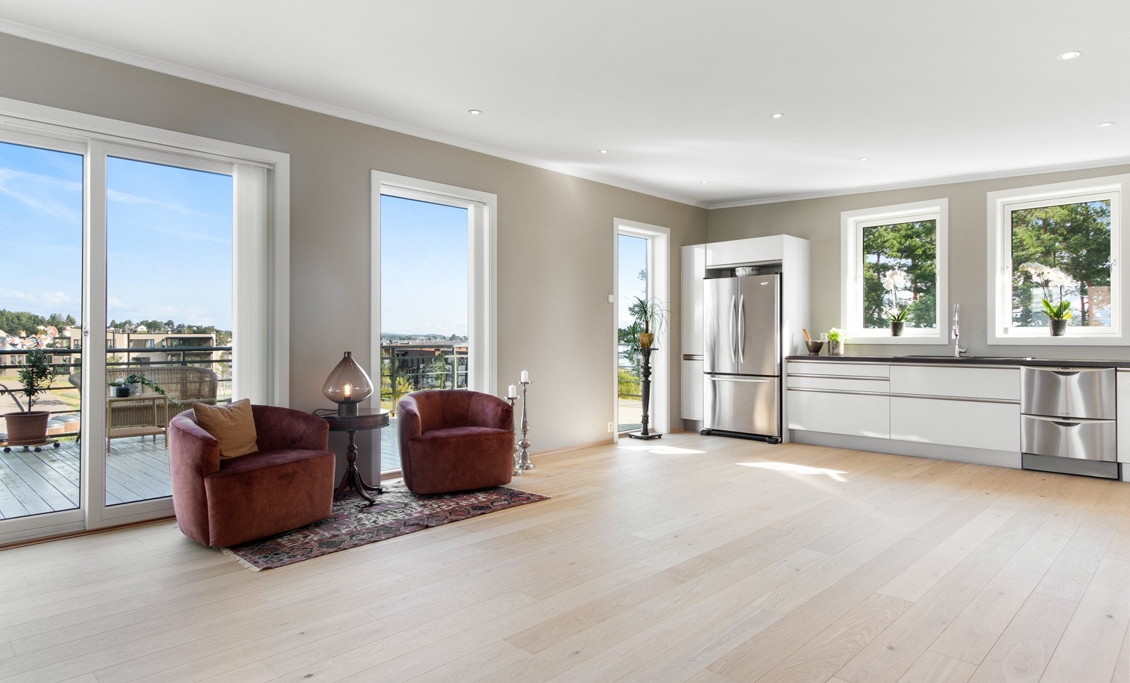 Det er integrert koketopp, stekeovn, oppvaskmaskin og mikro. Det er del integrert side by side kjøleskap og fryser. Galleribilde