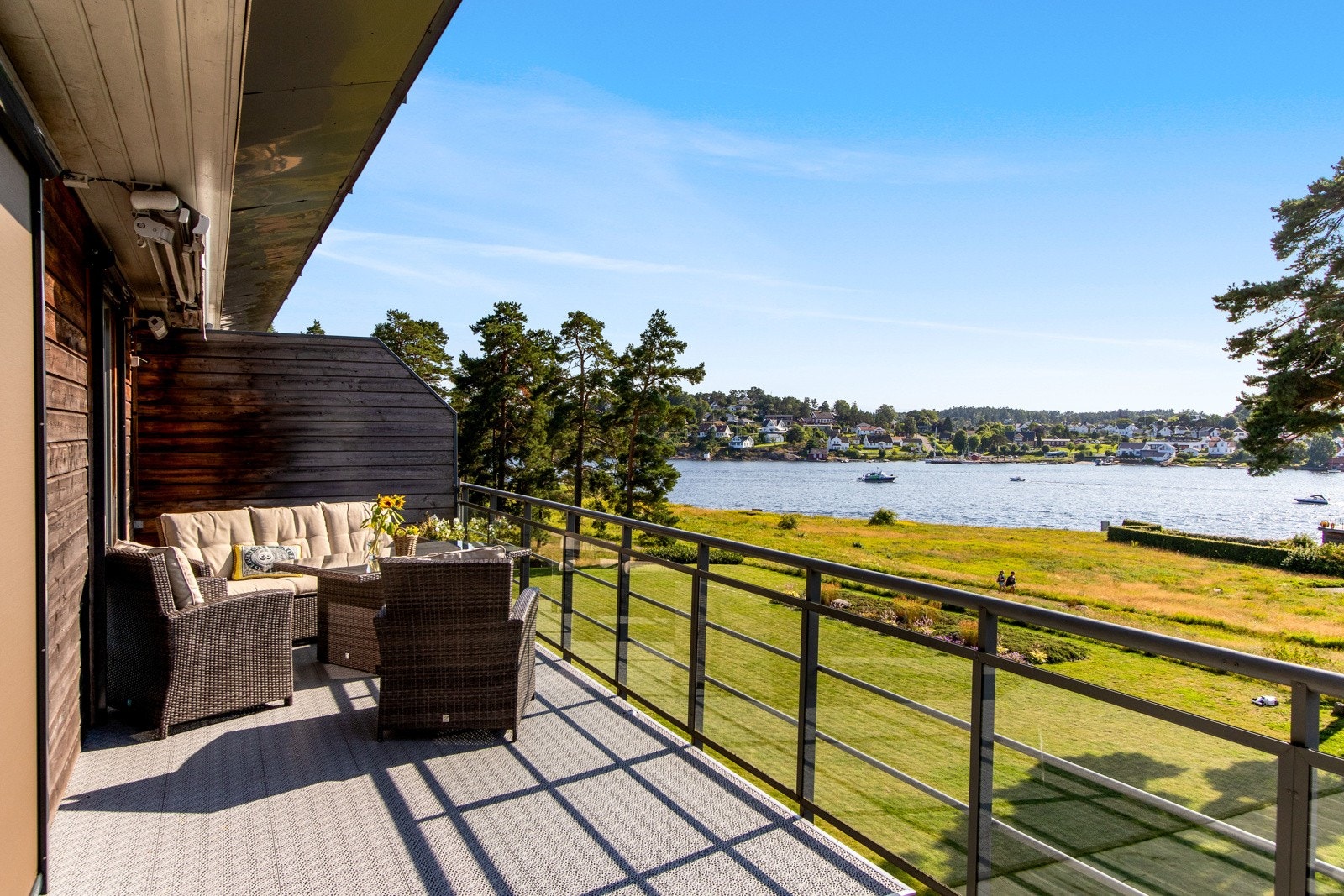 Deler av terrassen er overbygd, og over flere av vinduene er det markiser som skjermer mot solen, men som også fungerer som et lunt tak når man vil tilbringe sommerkveldene ute. Galleribilde