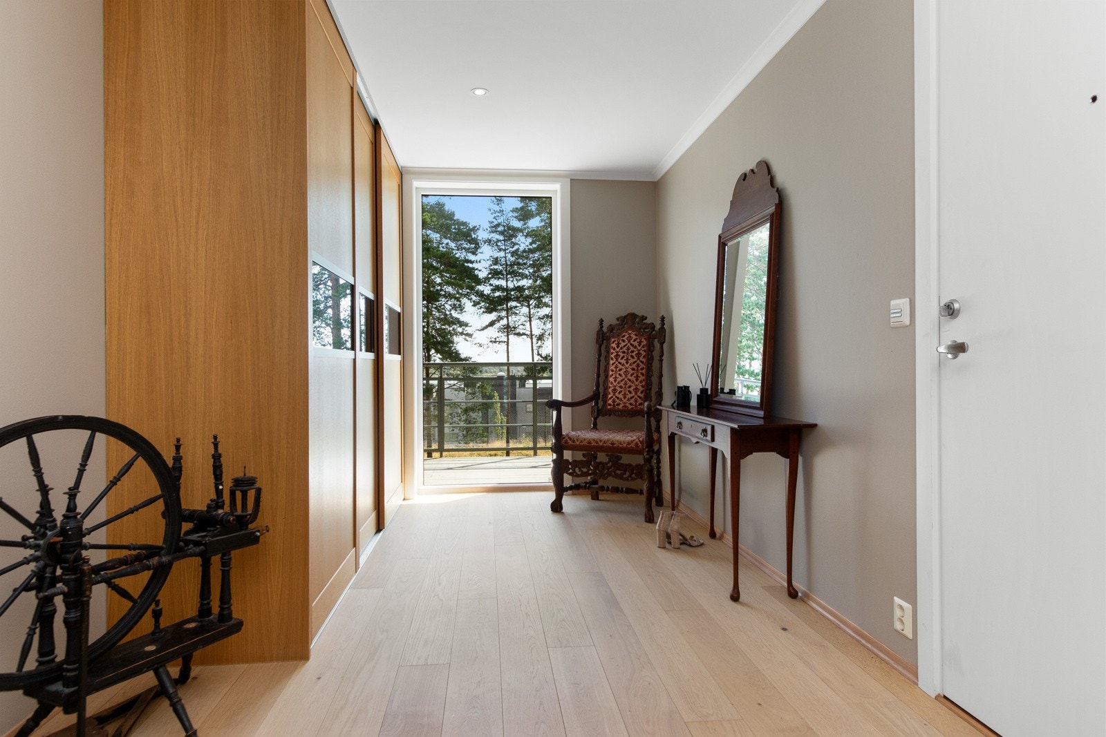 Langs den ene veggen er det en takhøy skyvedørsgarderobe og på samme side er det utgang til den fantastiske terrassen. Galleribilde