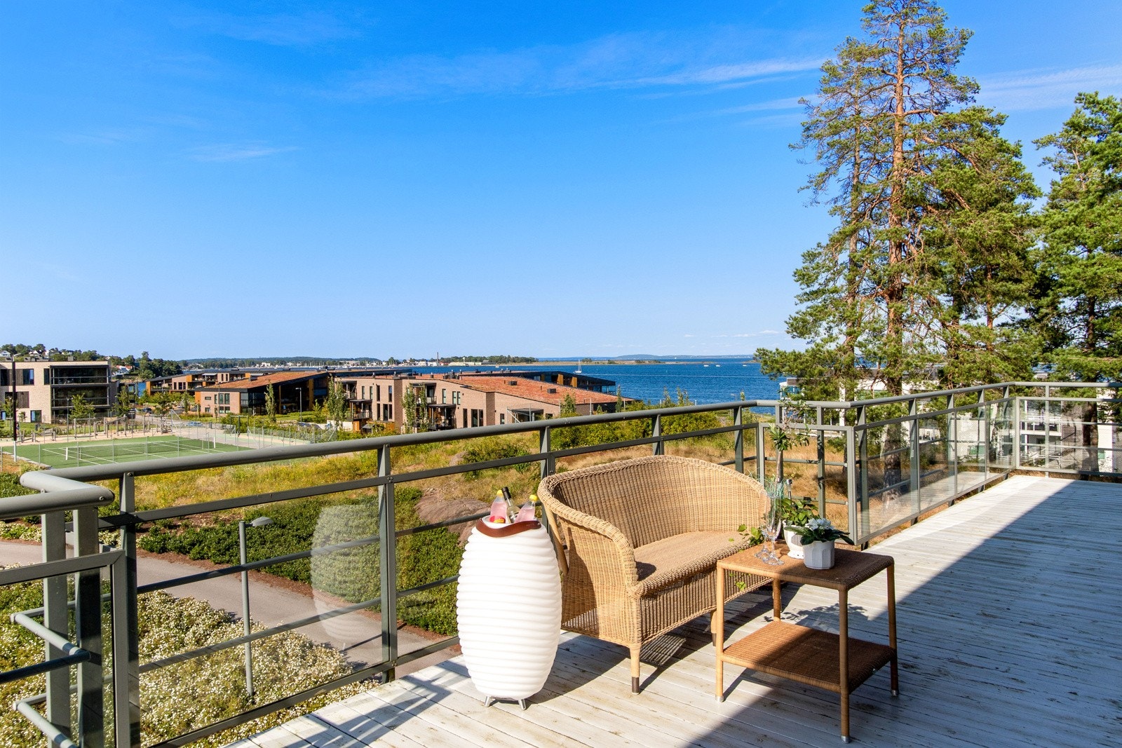 Terrassen har spaltegulv av tre og et luftig rekkverk i stål og glass som gjør at utsikten kan nytes uhindret. Galleribilde