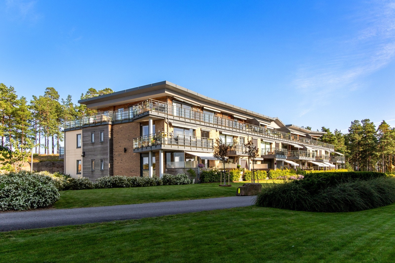 Rundt bygningen er det store, velstelte plenareal, vakre bed og noe naturtomt. Internveier er dels kantet med forstøtningsmurer av stein og asfaltert. Galleribilde