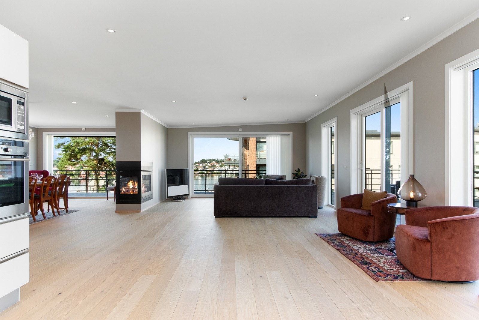 Leiligheten har en stor luftig stue - et fantastisk oppholdsrom med gode møbleringsmuligheter i flere soner. Galleribilde