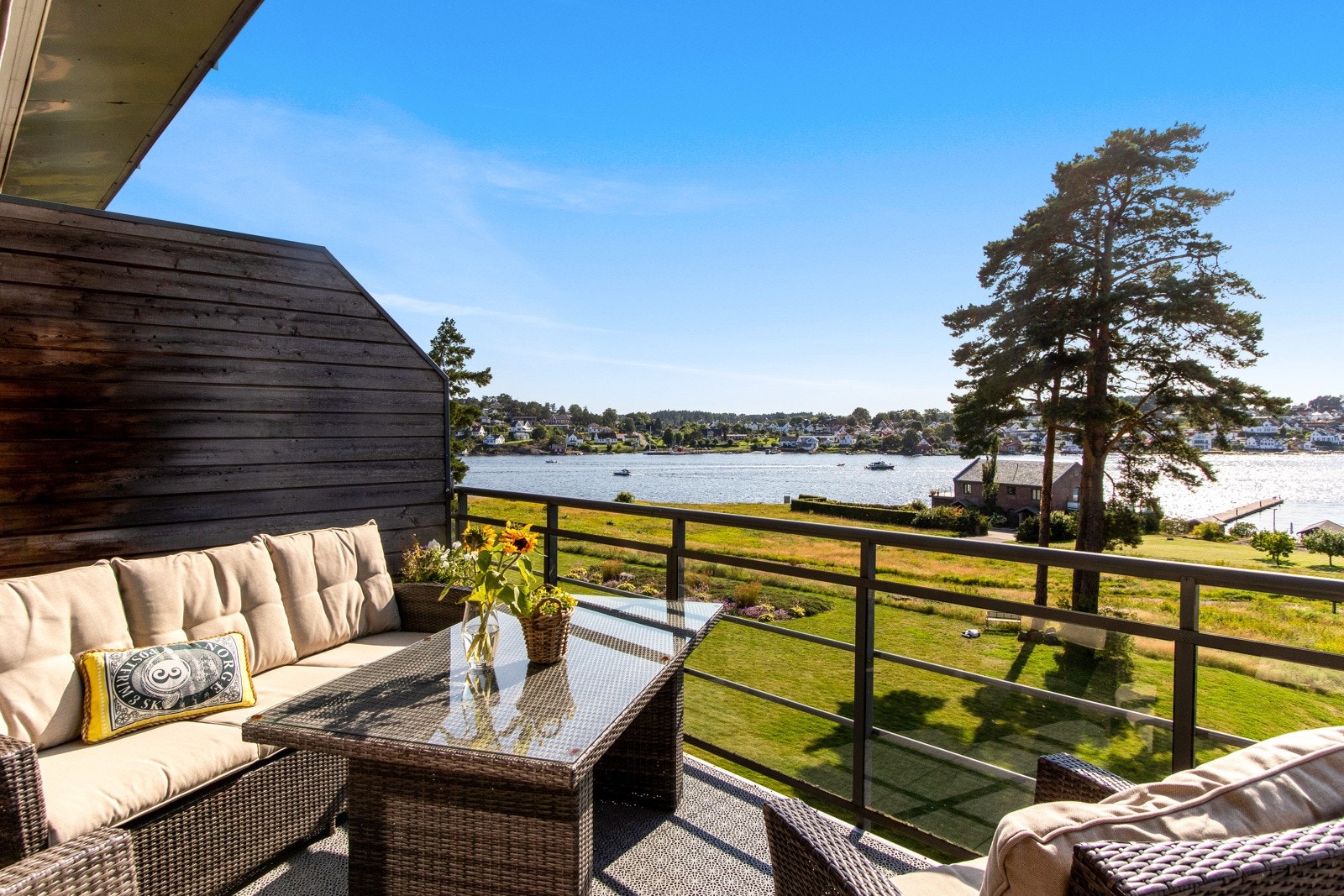 Se solen fra den står opp over Oslofjorden i øst til den går ned, sent på kvelden over innseilingen til Tønsberg i vest og Husøysund. Galleribilde