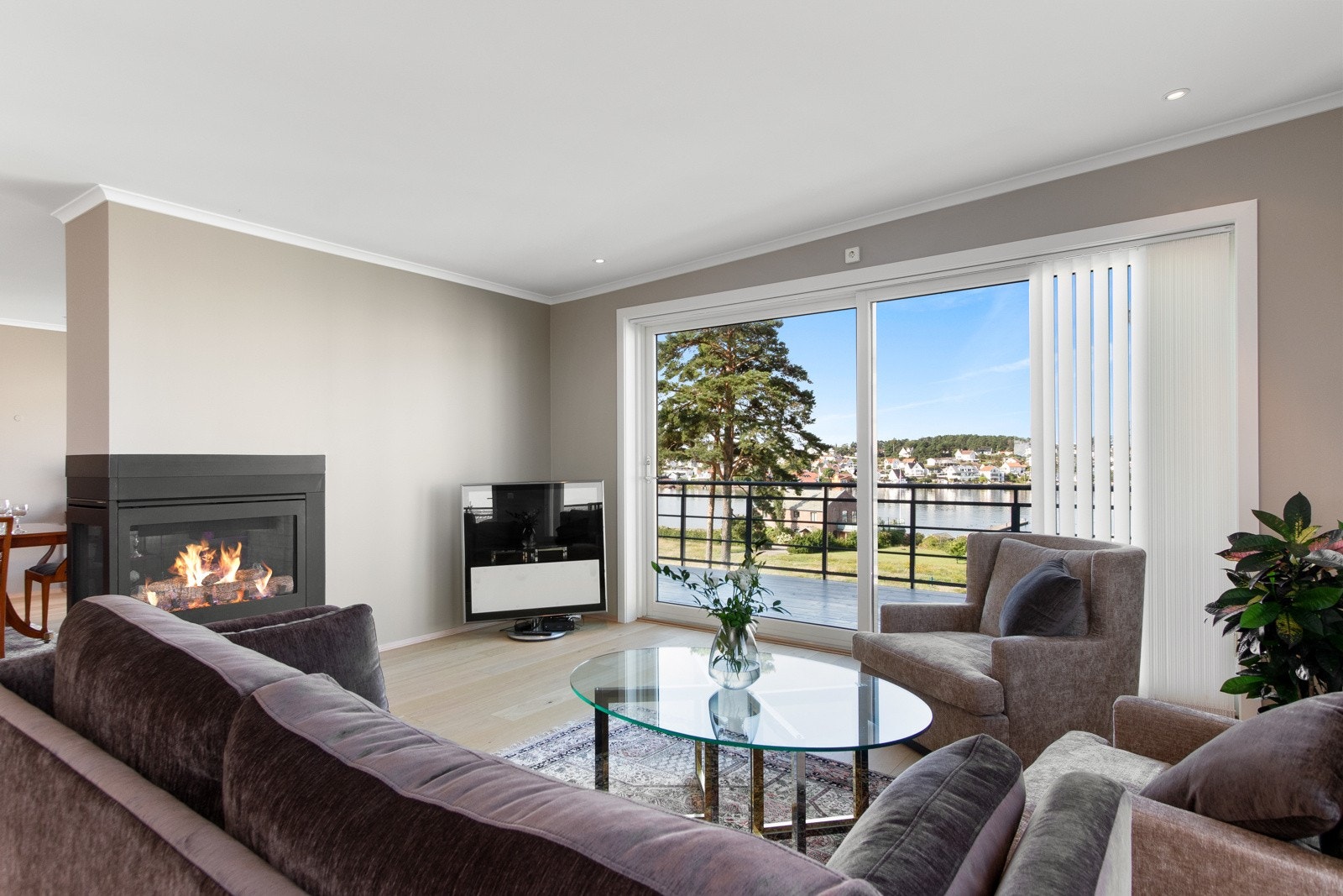 Flere av vinduene strekker seg ned til gulvet og tre store skyvedører skaper en tilnærmet sømløs overgang mellom ute- og innemiljø. Galleribilde