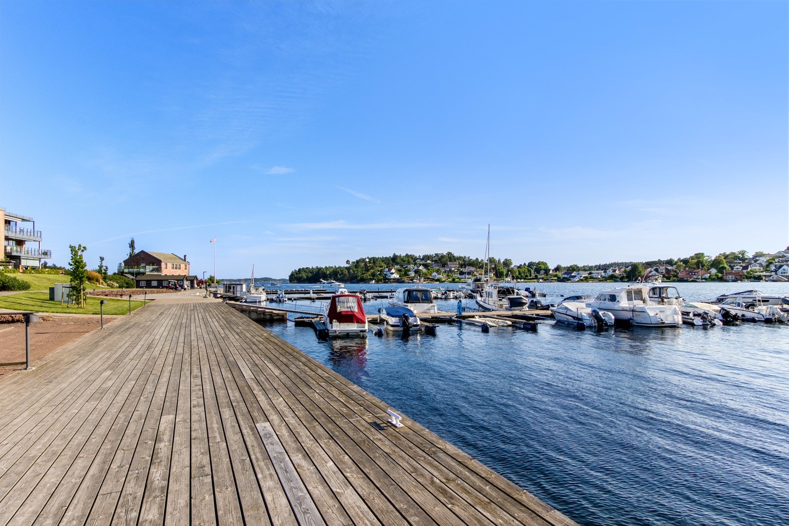Langs med sjøen er det koselige turområder, brygger, en stor, fin badestrand og småbåthavn. Galleribilde