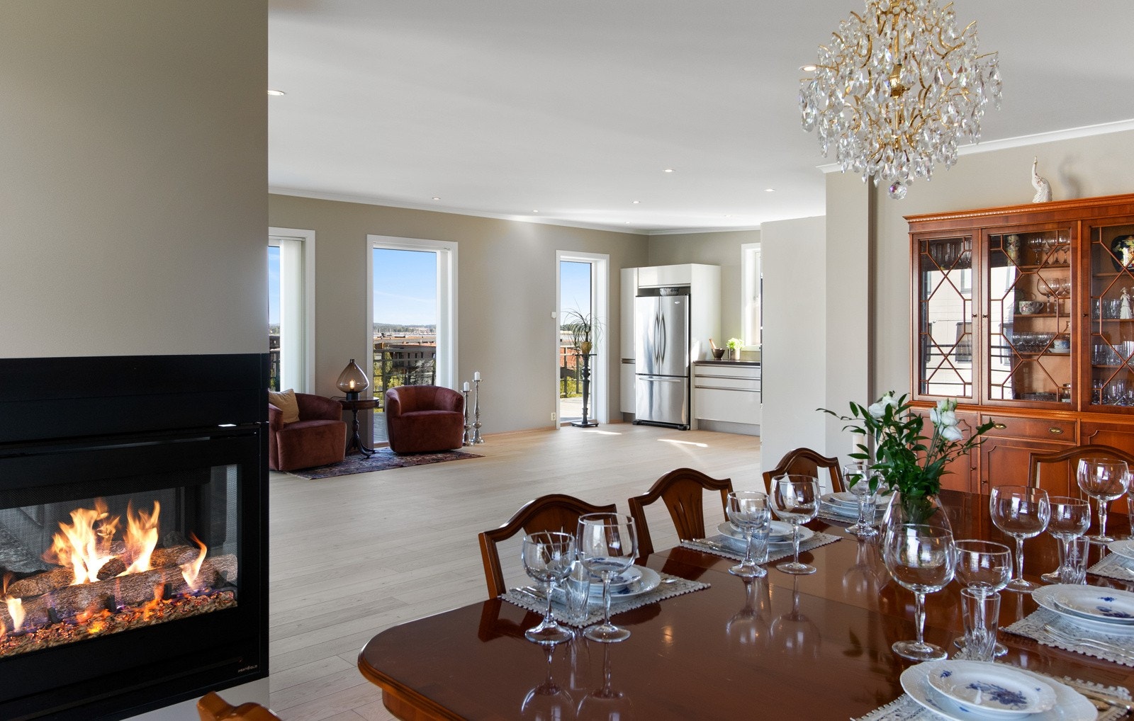 Som et ekstra stemningselement er en gjennomgående gass peis mellom spisestue og sofakrok, som også kan sees fra kjøkkenet. Galleribilde