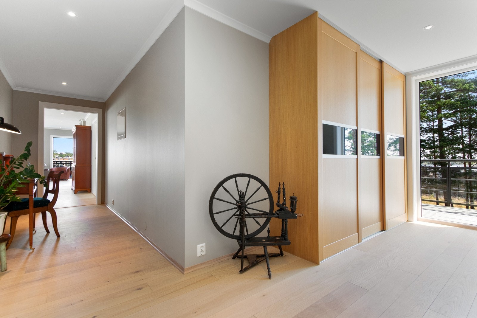 Entreen har en romslig vinkelløsning og gir et smakfullt førsteinntrykk, der den er pent innredet med enstavs parkettgulv, downlights i hvitmalt himling og slette, malte vegger i en lun og delikat sandfarge. Galleribilde