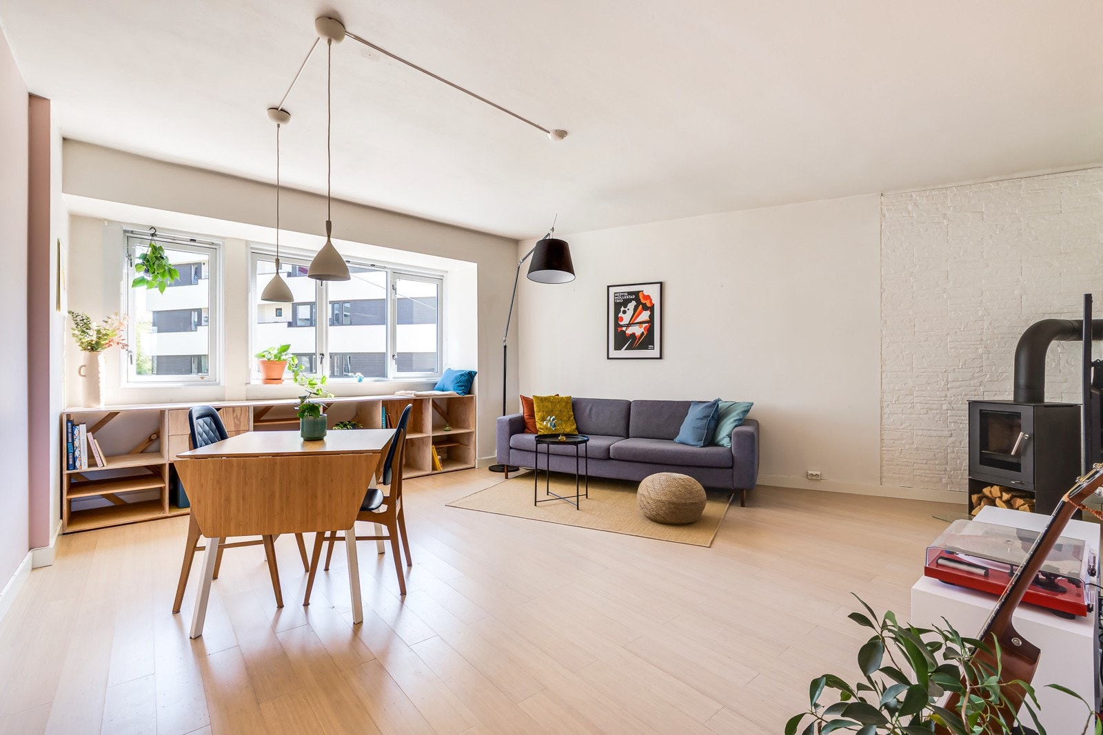 Stuen er et lyst, fint og stort rom. Galleribilde