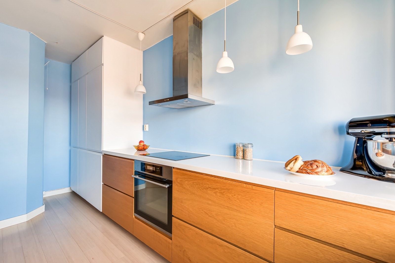 Videre inneholder kjøkkenet integrerte hvitevarer som stekeovn med nedfelt induksjonstopp, oppvaskmaskin og kjøl/fryseskap. Galleribilde