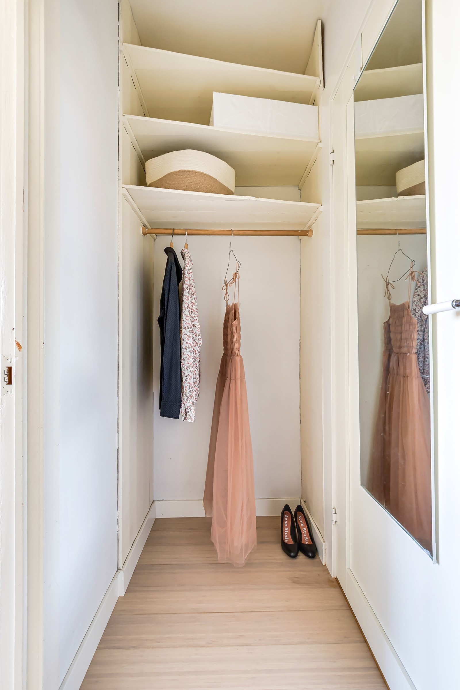 Her er det montert flere oppbevaringshyller, samt hengeplass for klær mm. Galleribilde