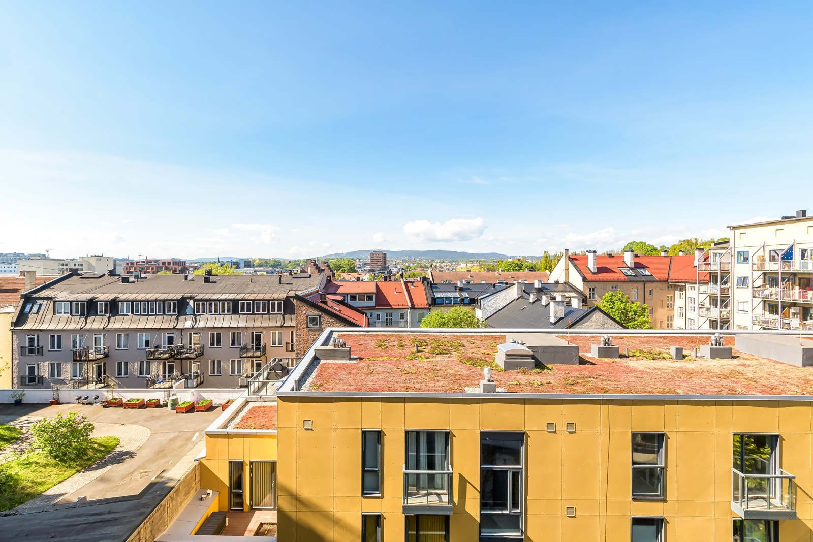 Leiligheten og balkongen har en sjeldent fin utsikt! Galleribilde