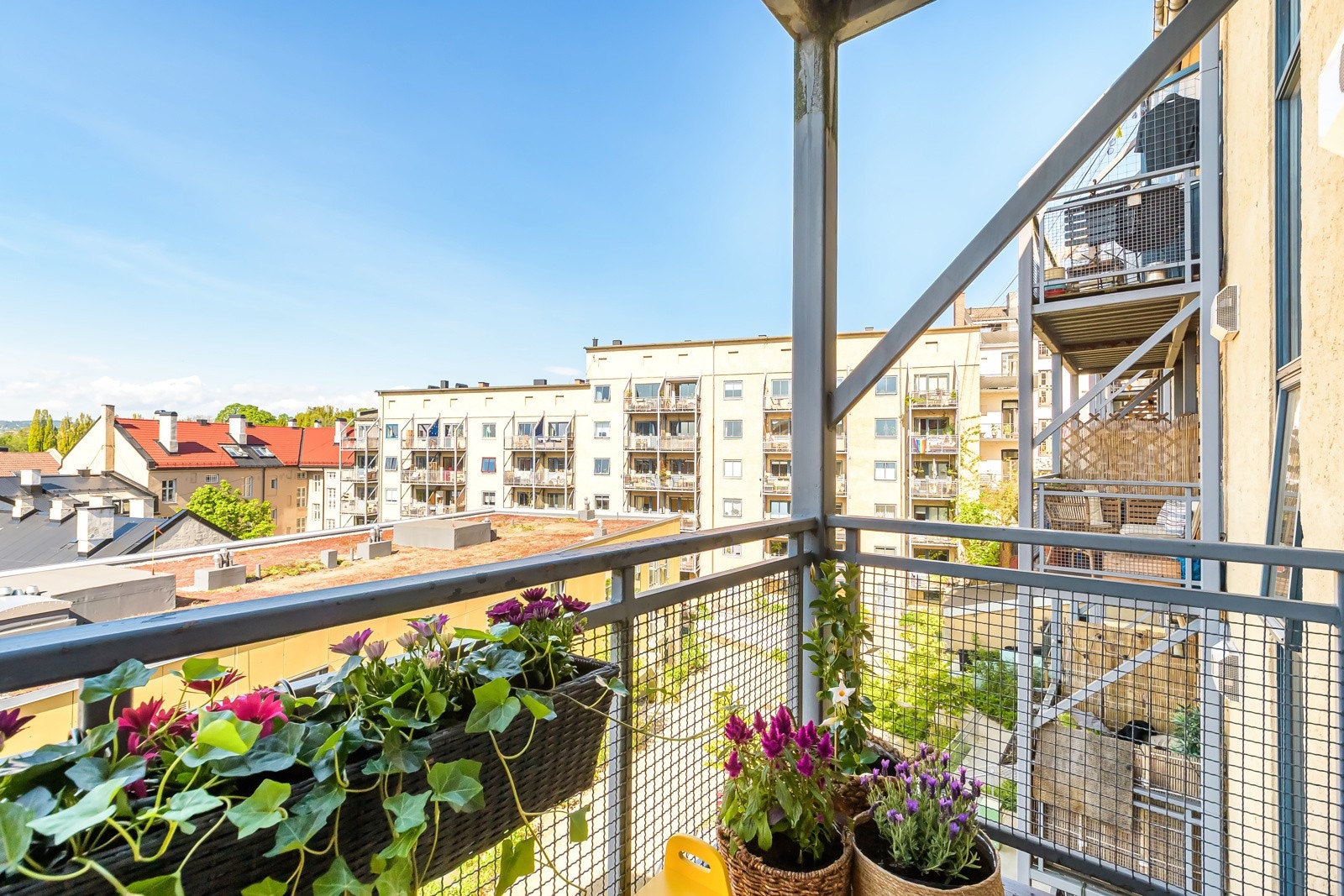 Balkongen er i tillegg overbygget, noe som gir gode bruksmuligheter for flere årstider. Galleribilde