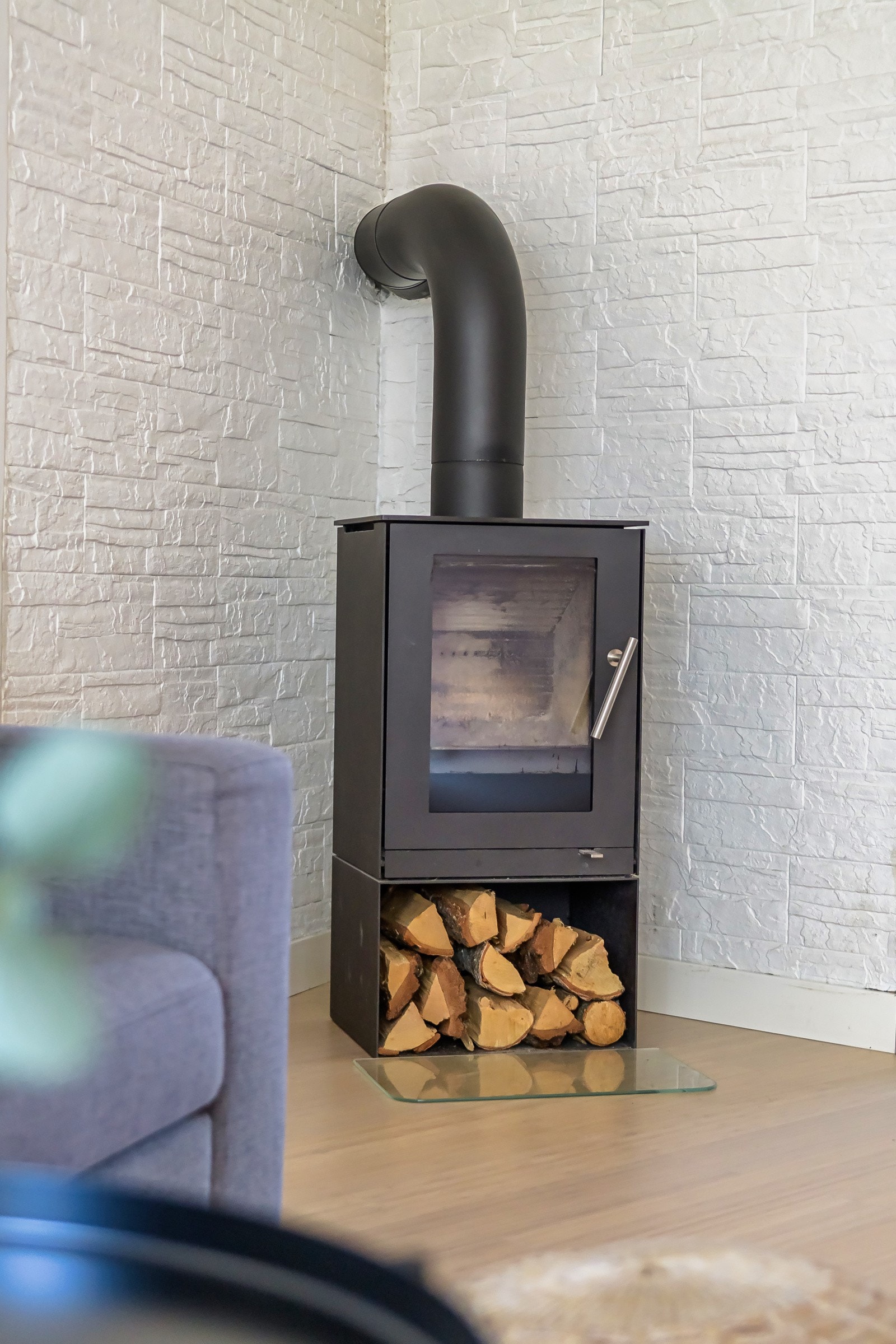 I hjørnet av stuen finner du en moderne vedovn som varmer godt på kalde dager. Galleribilde