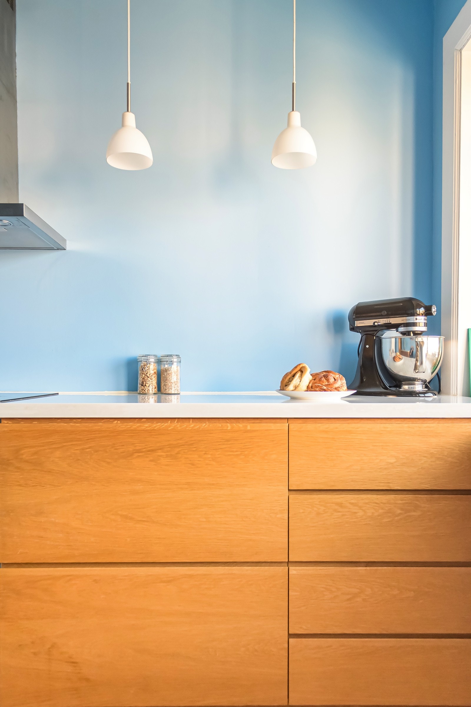 Her har du gode arbeidsforhold på benk og godt med oppbevaringsplass i skap og skuffer. Galleribilde