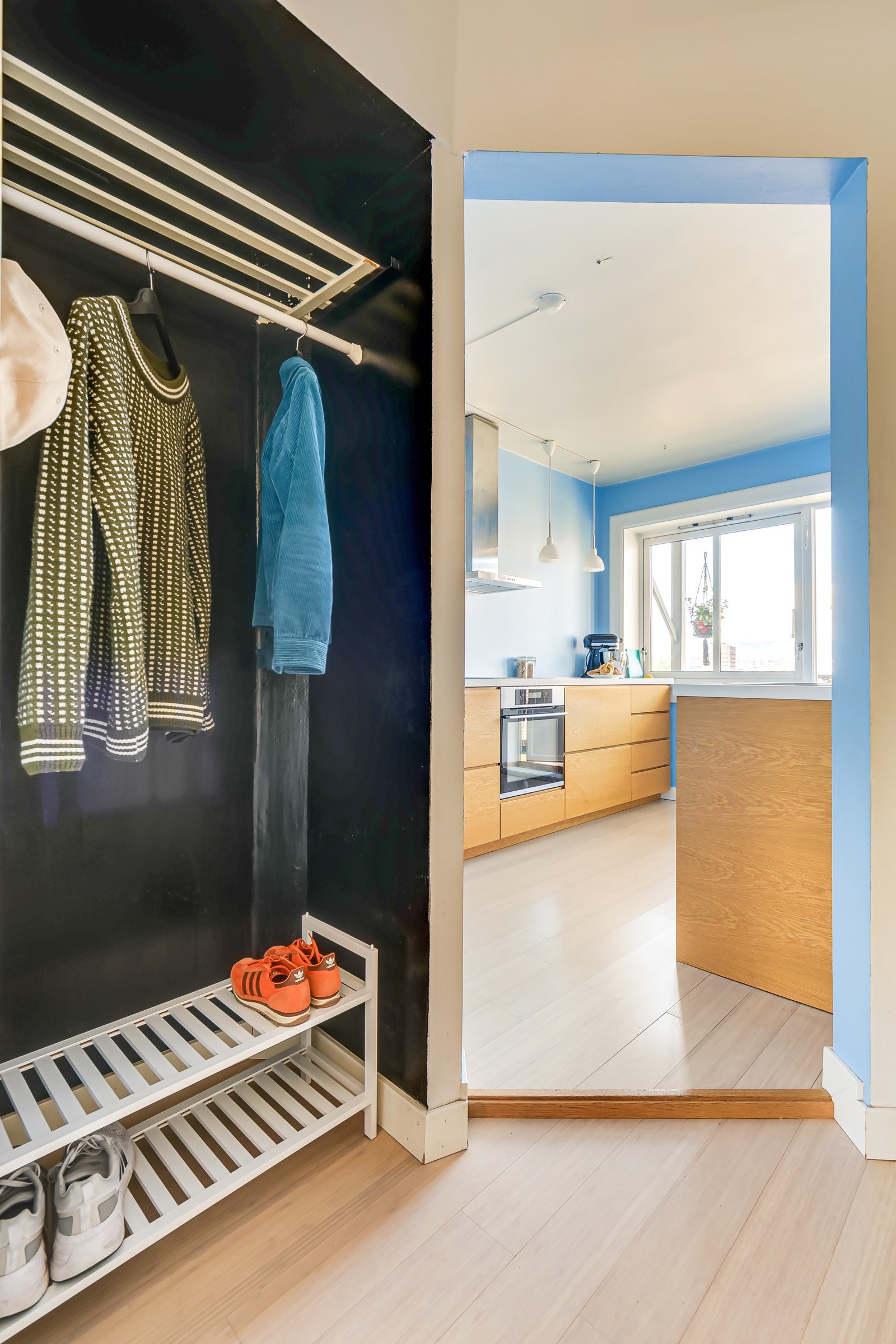 Her har du god plass til oppheng av yttertøy og skohylle i nisje. Galleribilde