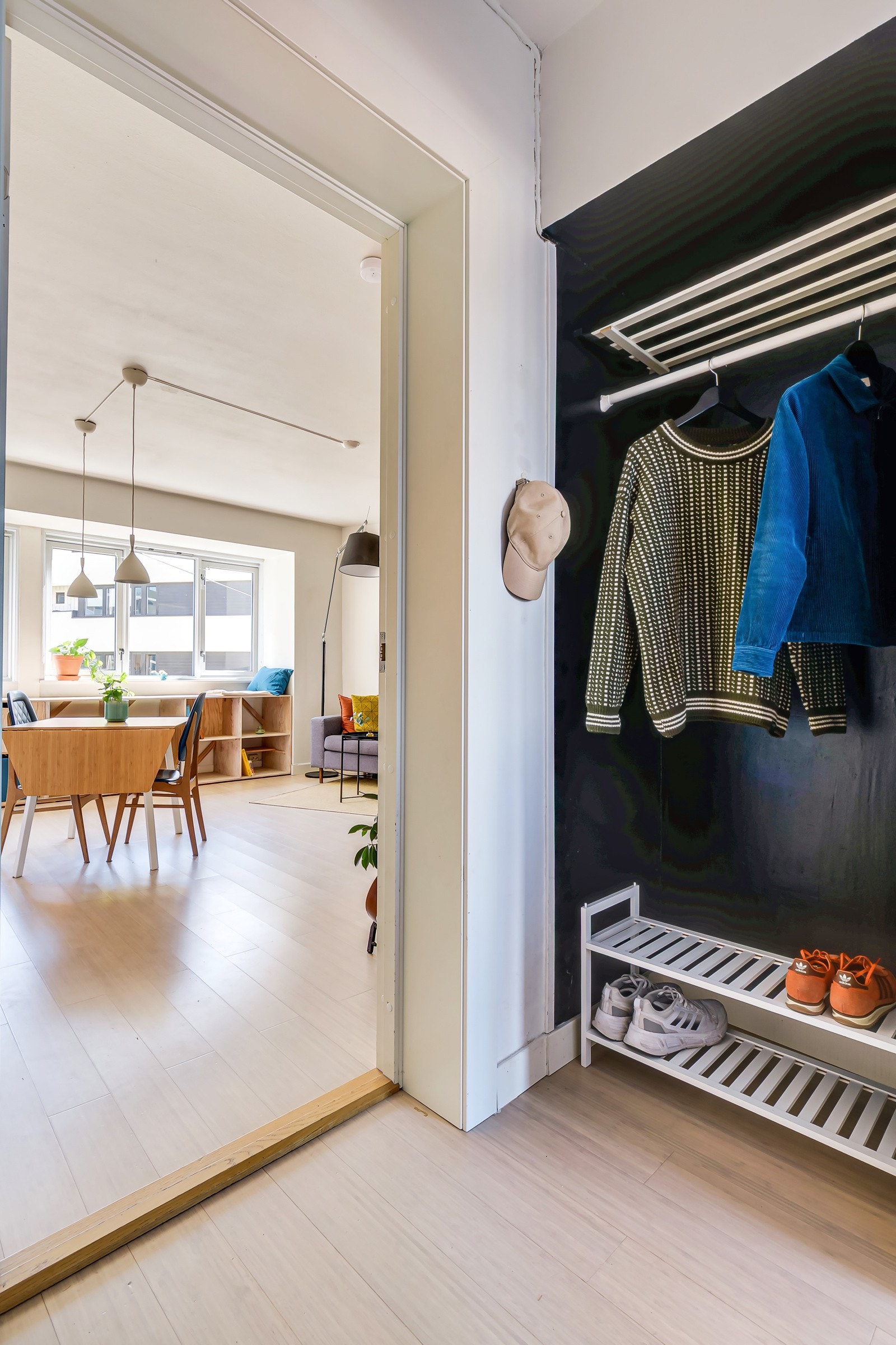 Når du kommer inn i leiligheten møtes du av en lys og hyggelig entré. Galleribilde