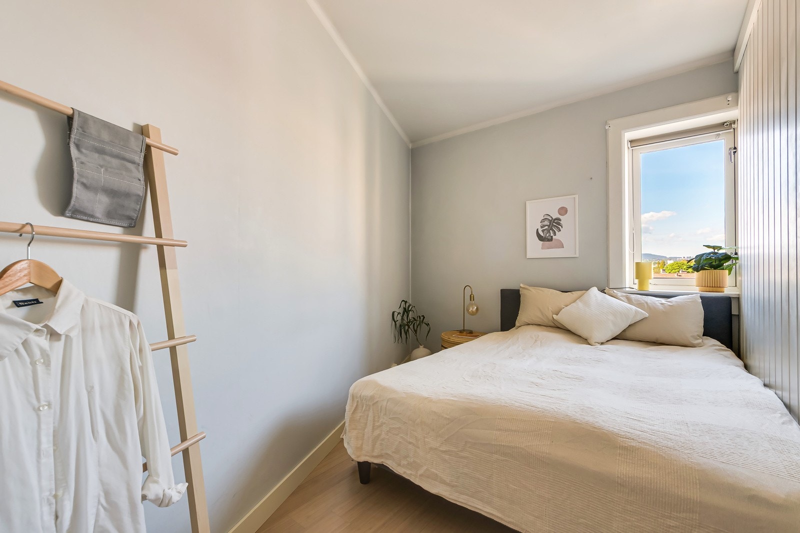 Hovedsoverommet har plass til en dobbeltseng med tilhørende nattbord. Galleribilde