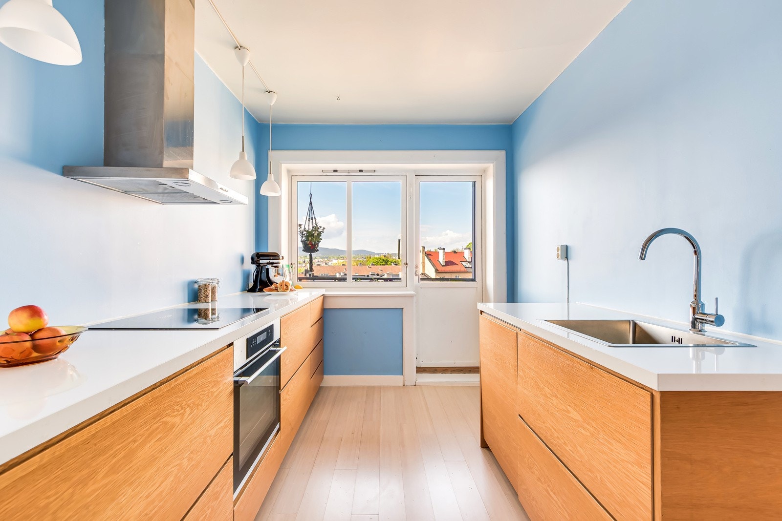 Kjøkkenet fremstår som velholdt med innredning fra IKEA med spesialtilpassede fronter fra Studio 10. Galleribilde