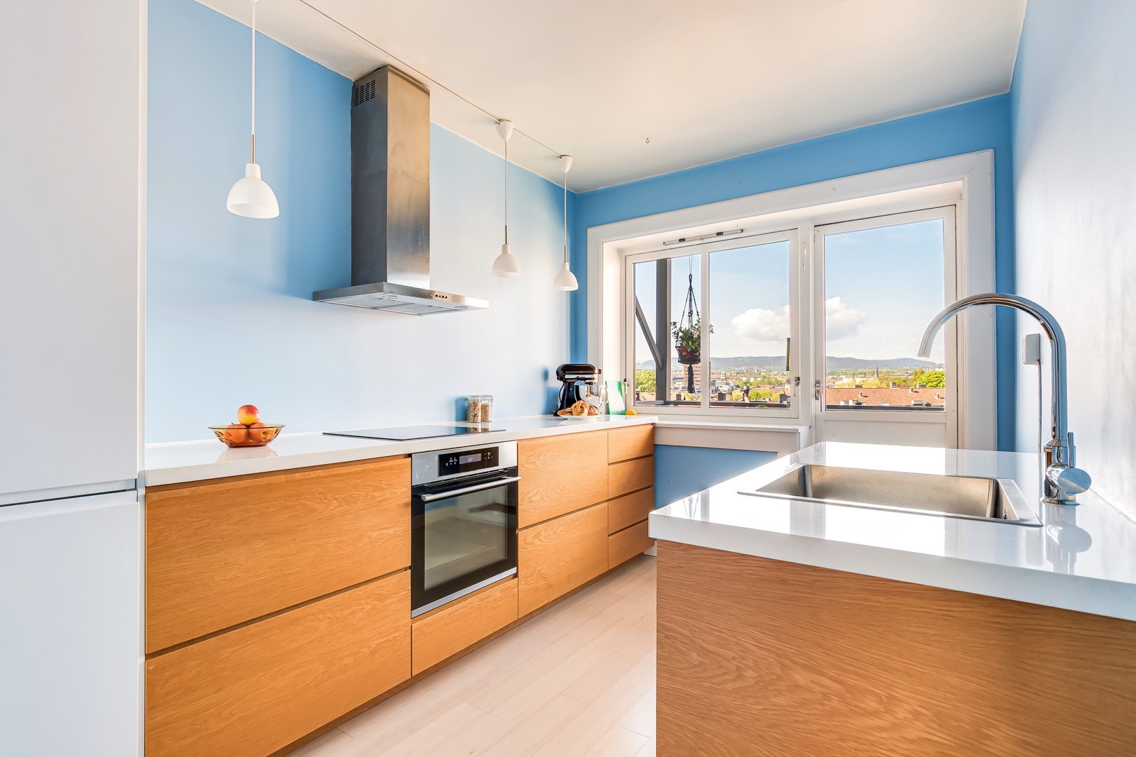 Leiligheten har et lyst og stilrent kjøkken fra 2015. Galleribilde