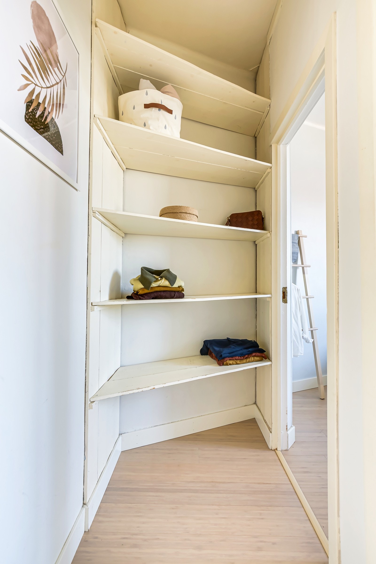 Via en mellomgang fra stuen har man tilgang til leilighetens 2 soverom. Galleribilde