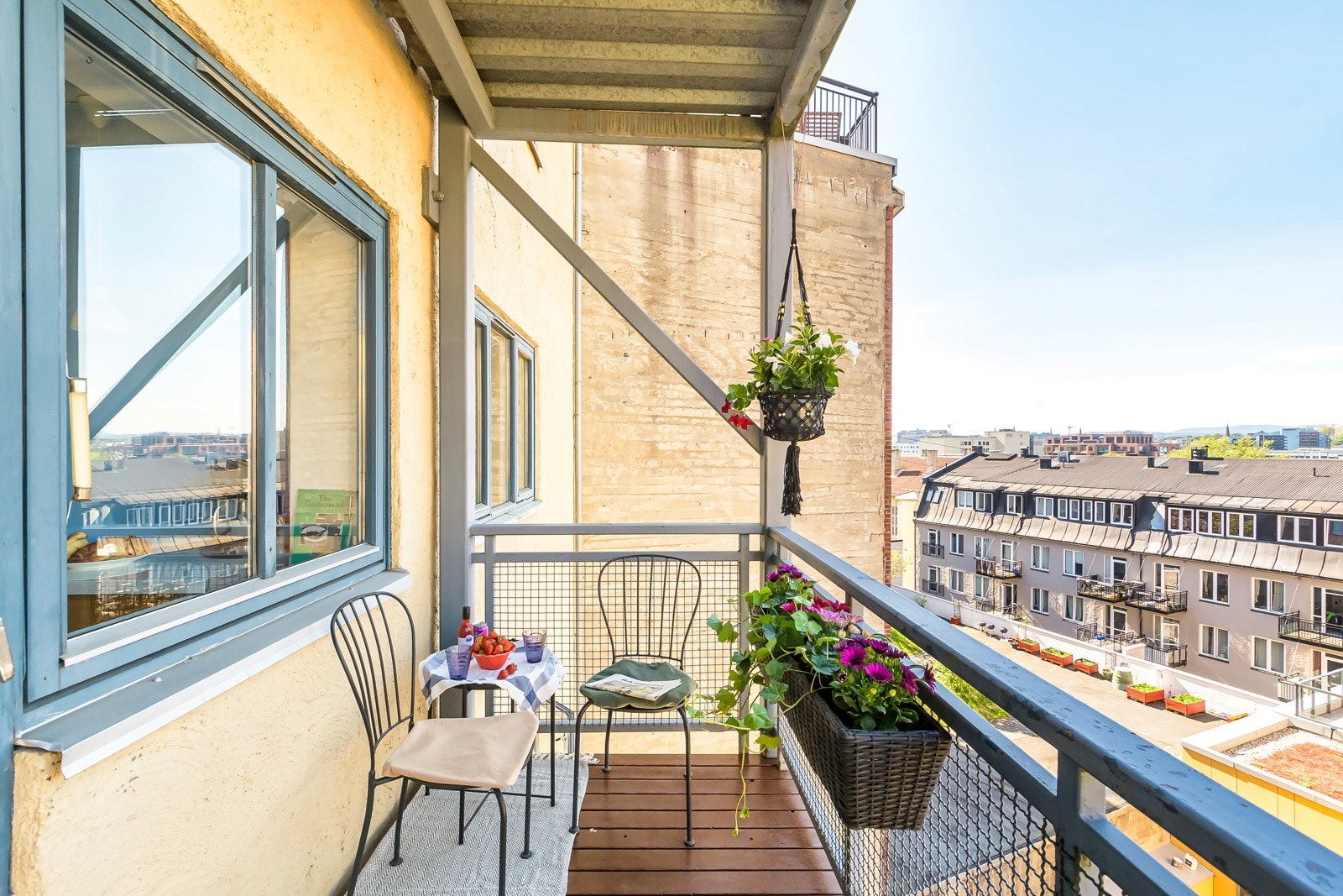 Balkongen vender mot nord, og har gode solforhold fra ettermiddag og utover kvelden. Galleribilde