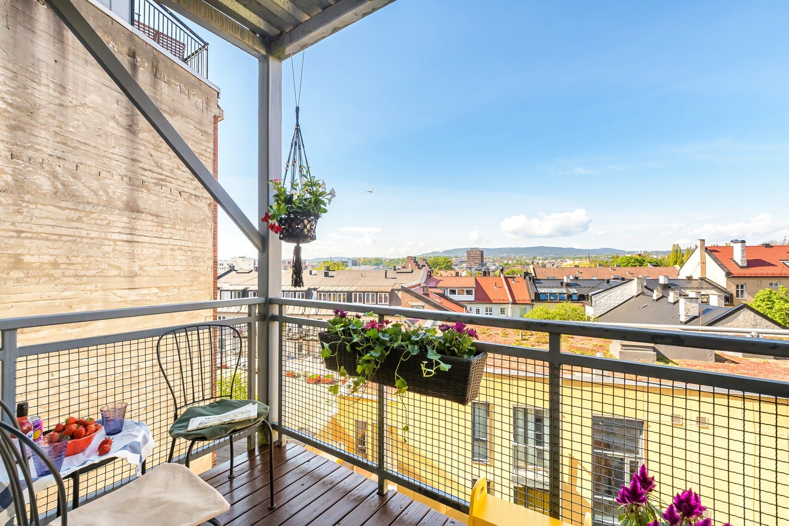 Fra kjøkkenet er det utgang til en herlig balkong på ca. 4 m² med plass til sittegruppe, grill, beplantning m.m. Galleribilde