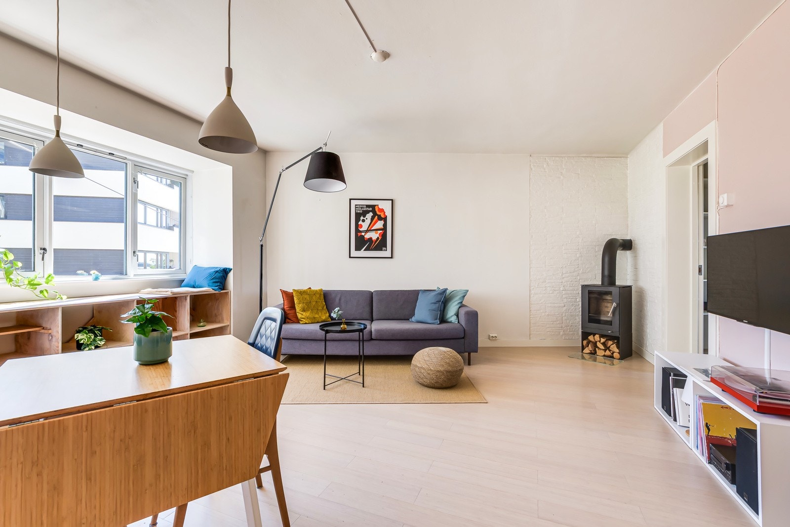 I stuen er det plass til sofagruppe, mediemøblement og spisebord. Galleribilde