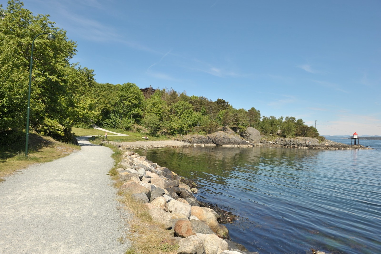 Badeplass og tursti bare noen meter fra leiligheten Galleribilde