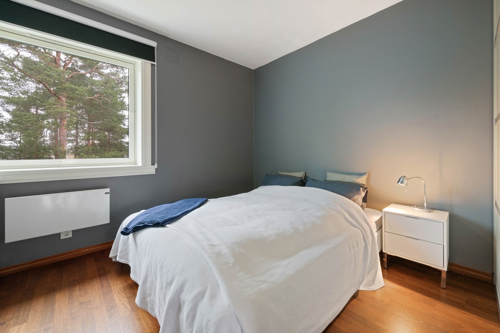 Hovedsoverom med skyvedørsgarderobe Galleribilde