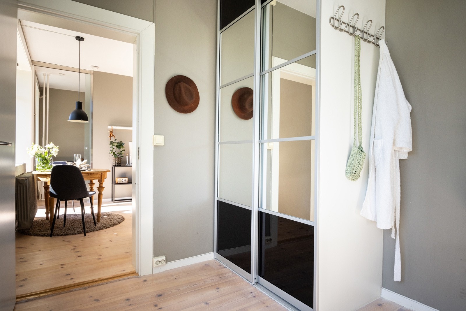 Hovedsoverommet har plass til både dobbeltseng, og samtidig plass til skap for oppbevaring av klær m.m. Galleribilde