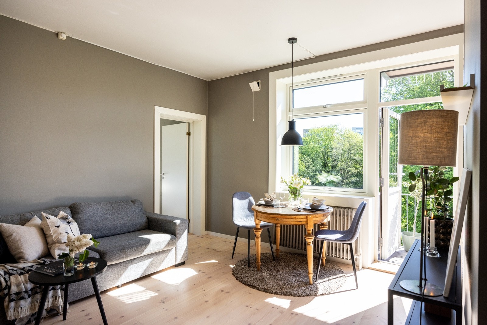 Velkommen til Mor Go'hjertas vei 23, en attraktiv 3-roms andelsleilighet i 4. etasje, østvendt med balkong mot Akerselva og idylliske parkområder. Galleribilde