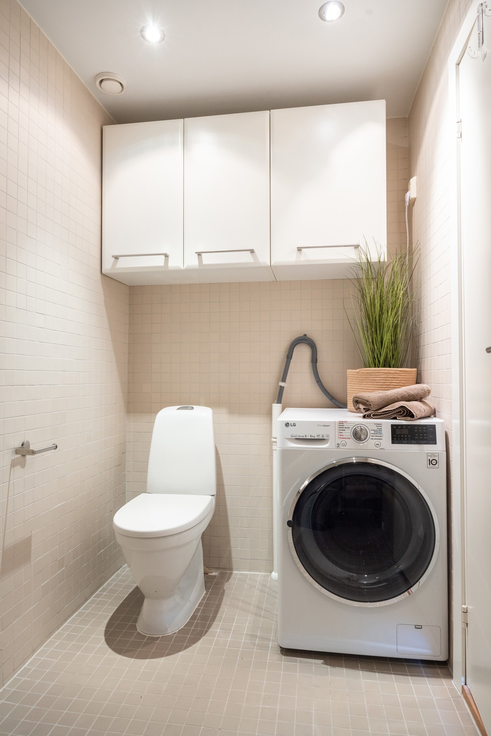 Det er opplegg for vaskemaskin og gode lagringsmuligheter i overskap på badet. Galleribilde