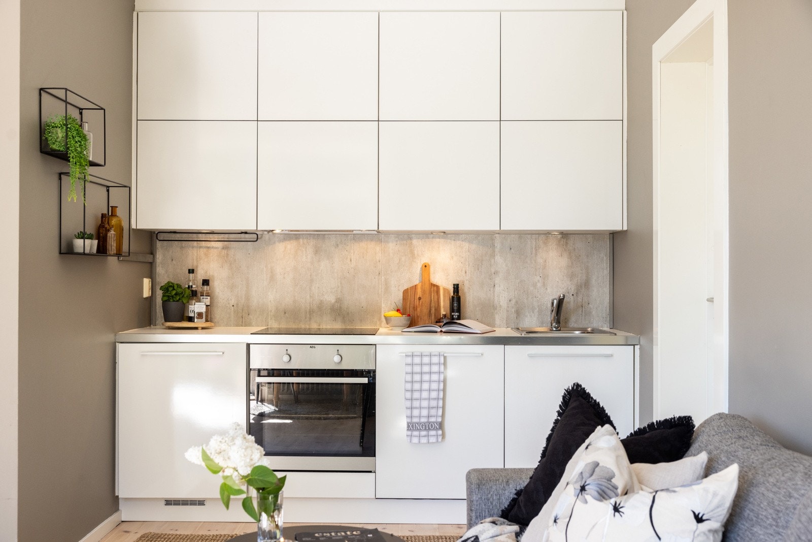 Kjøkkenet har slette fronter og laminat benkeplate. Det er integrerte hvitevarer som kjøl/fryseskap, oppvaskmaskin, platetopp og stekeovn. Galleribilde