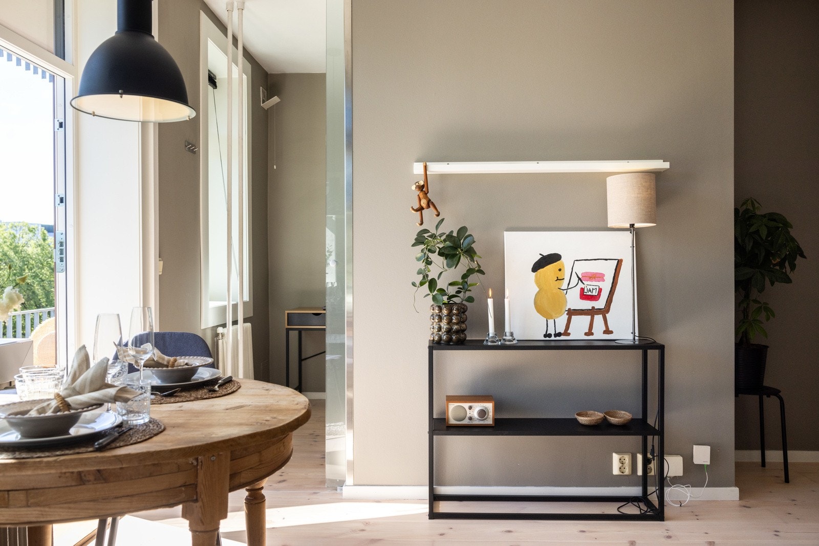 Plass til både tv-lounge og spisebord. Galleribilde