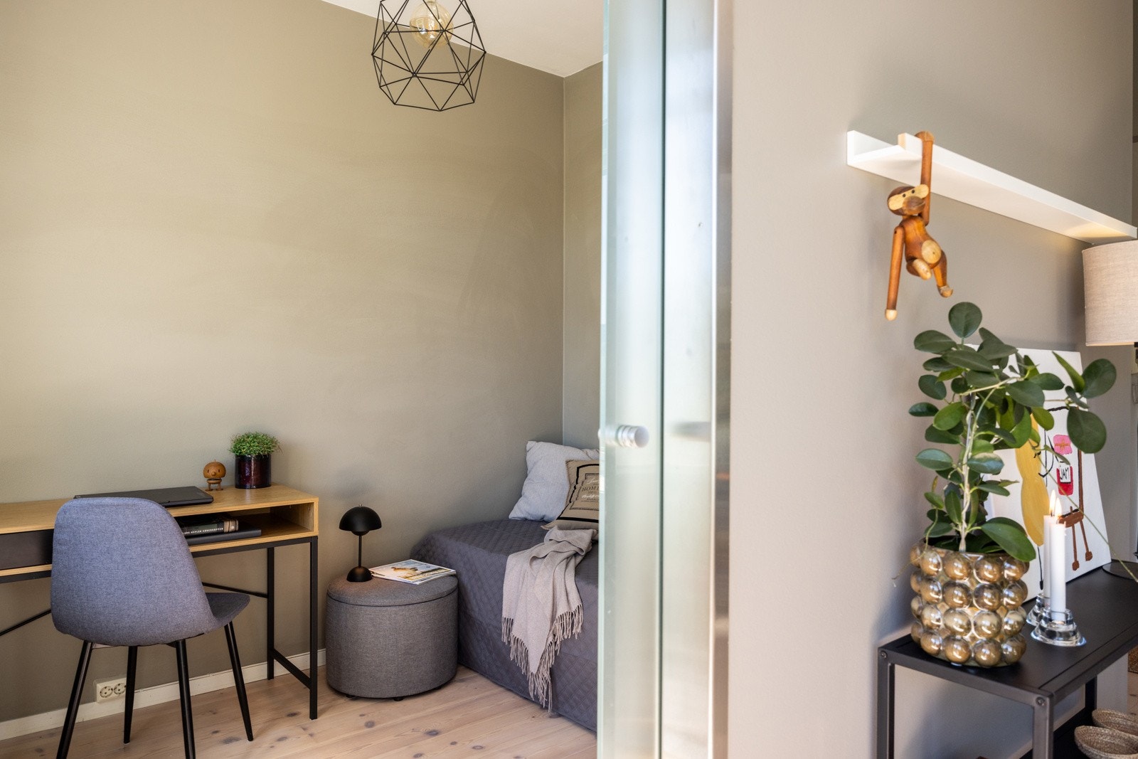 Mot det ene soverommet er det satt inn en skyvedør i frostet glass. Galleribilde