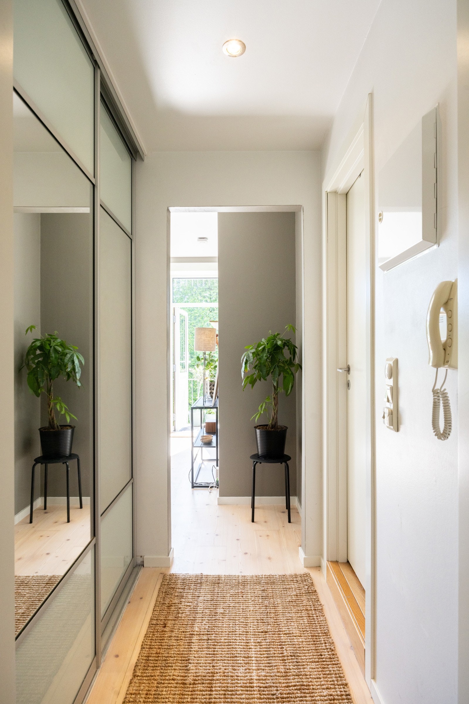 Entréen er romslig med gode garderobeløsninger og samtidig speil på skyvedører. Galleribilde