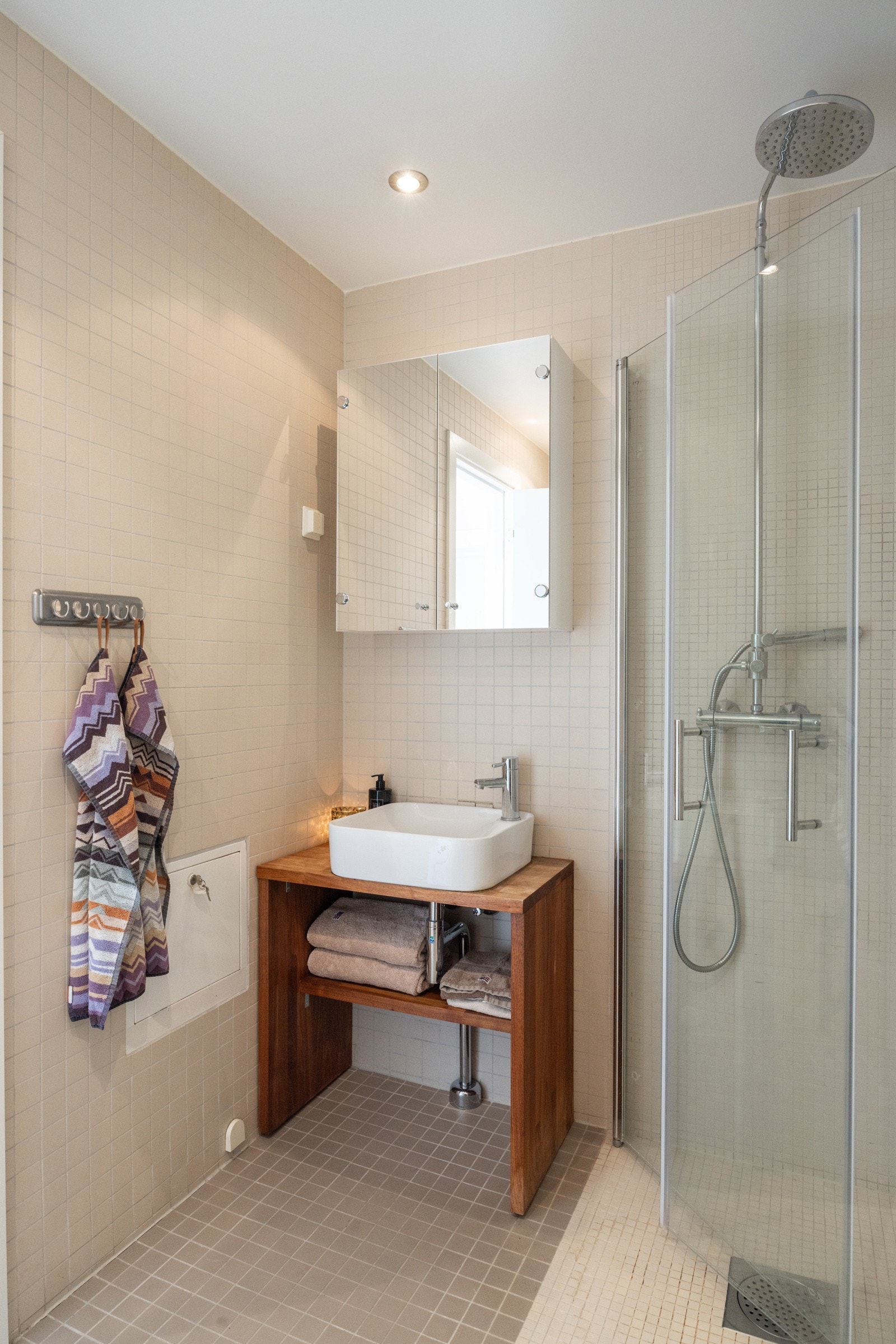 Badet har flis på gulv og vegger. Lyst og moderne fargevalg. Galleribilde