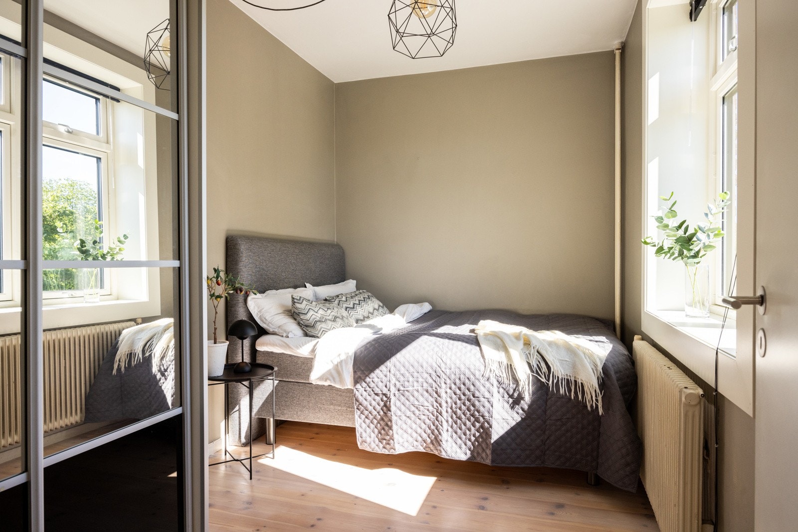 Leiligheten har to gode soverom, begge østvendte med nydelig utsikt til de grønne parkområdene langs elva. Galleribilde