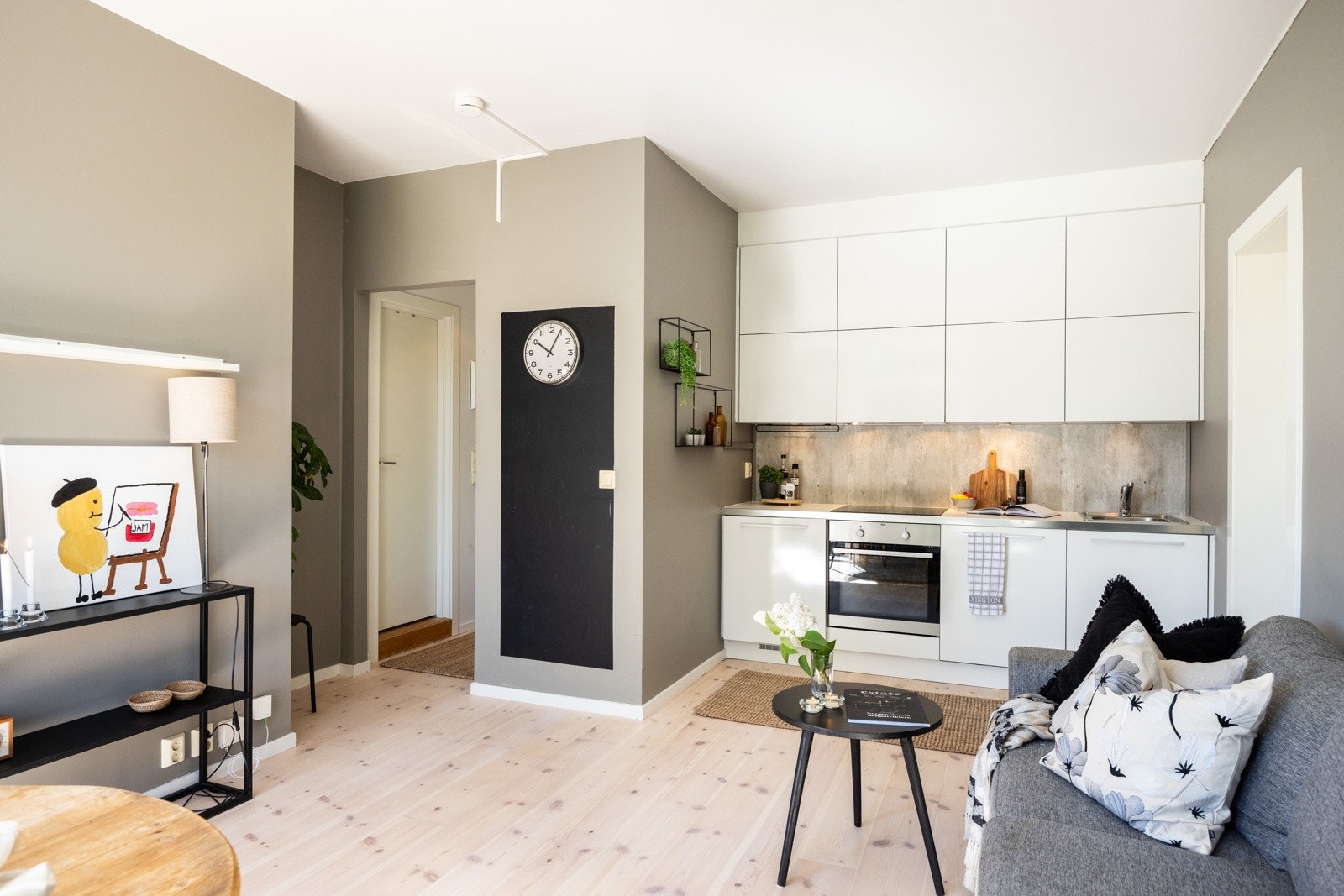 Stuen har ellers nyslipt parkettgulv, sosial, åpen kjøkkenløsning og god plass til både tv-lounge og spisebord. Galleribilde