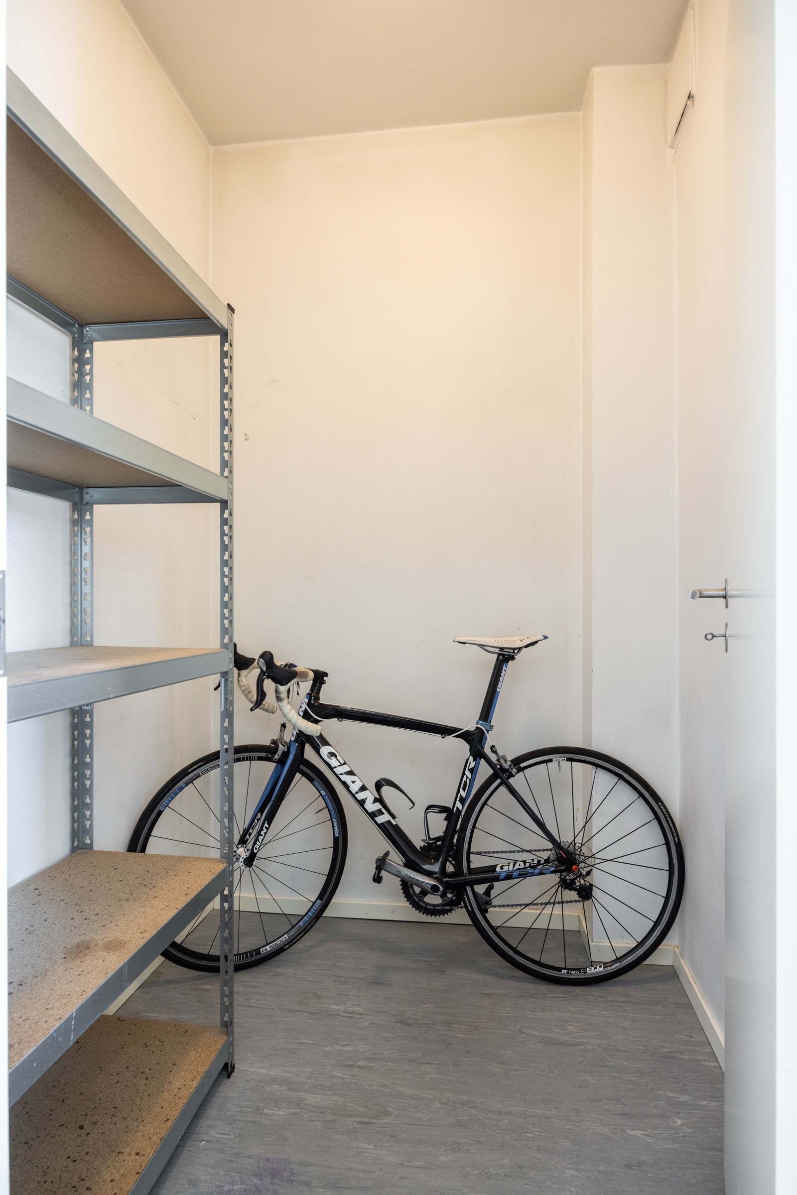 Innvendig bod kan brukes til så mangt. Både oppbevaring, men også kjøleskap og/eller fryser får plass her. Galleribilde