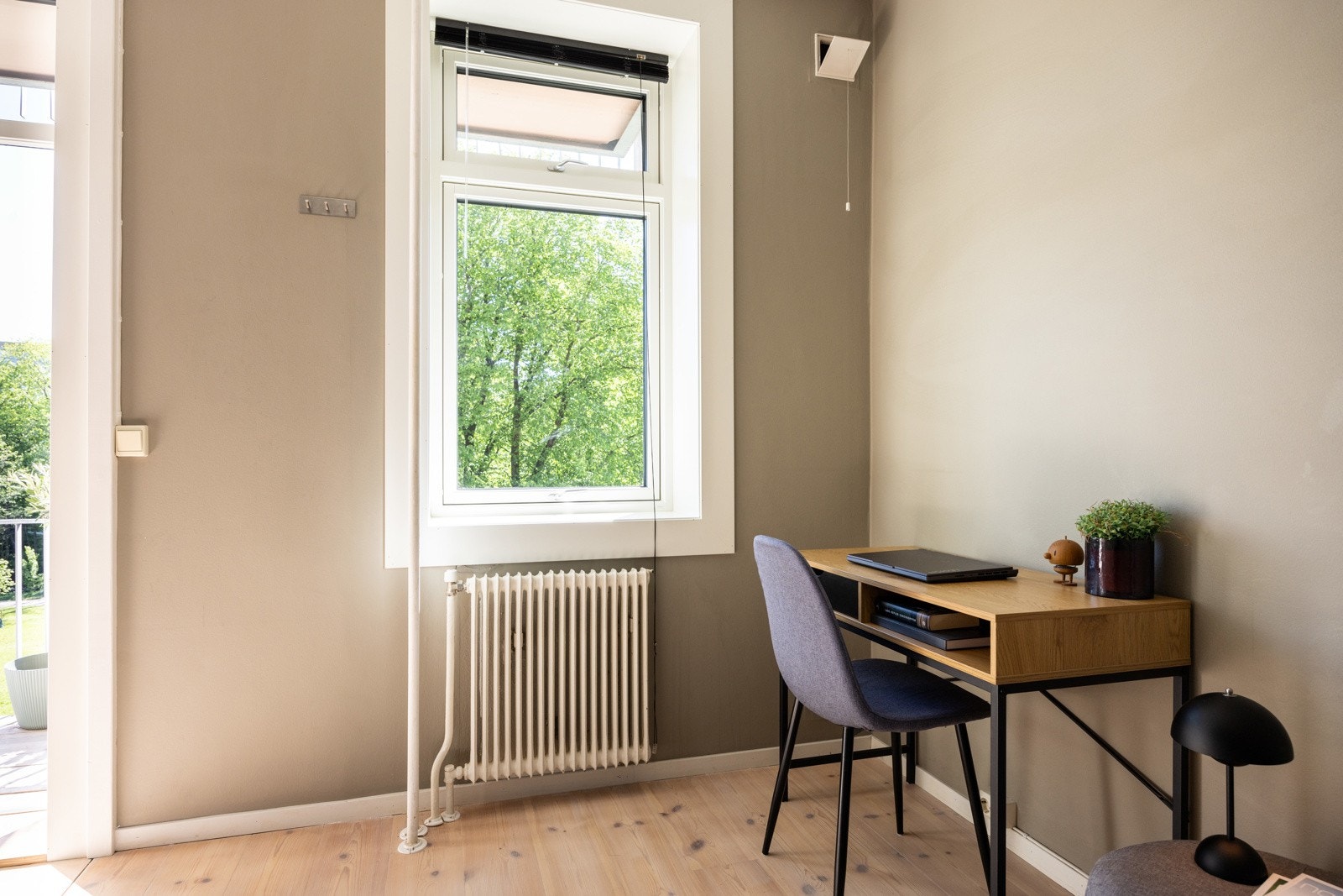 Her nyter man utsyn til en frodig park i sommerhalvåret, og en rolig, vinterlig atmosfære når snøen faller. Galleribilde