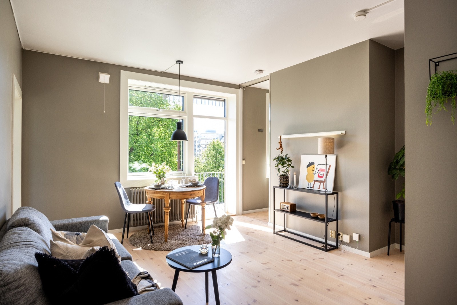 Stuen er lys og trivelig med nye, store vinduer mot øst og utgang til en fin balkong på 3 kvm. Galleribilde