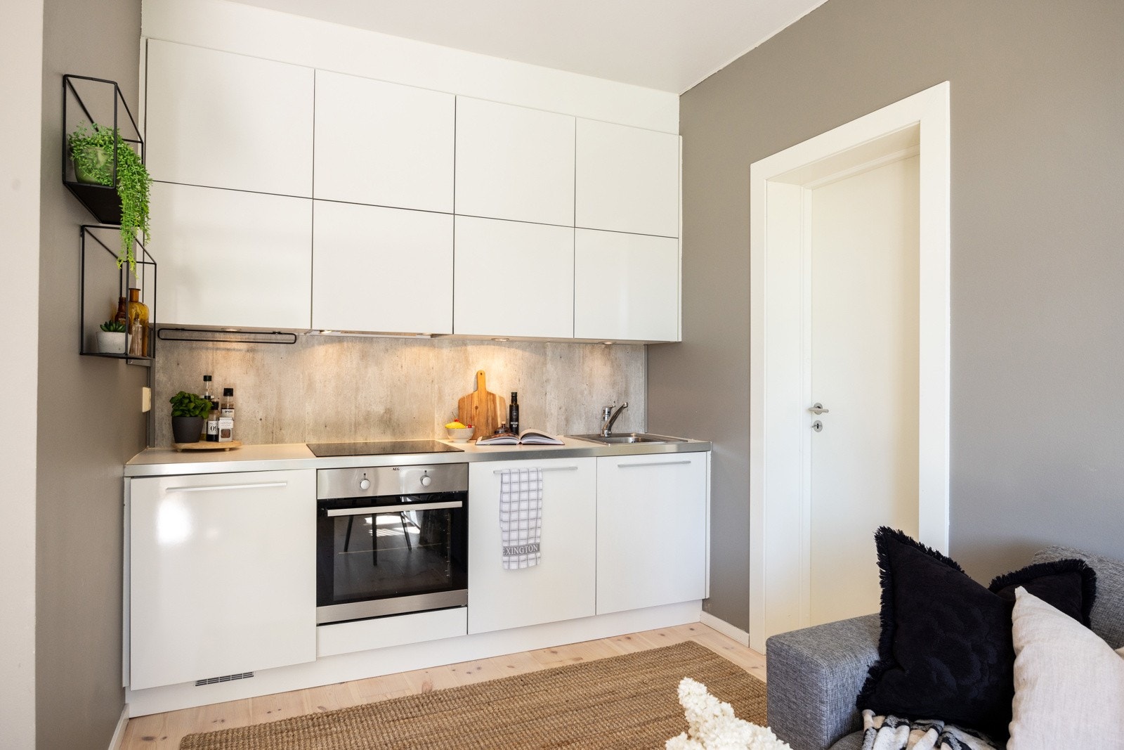 I tillegg er det god plass til kjøkkenredskap og servise i overskap. Galleribilde