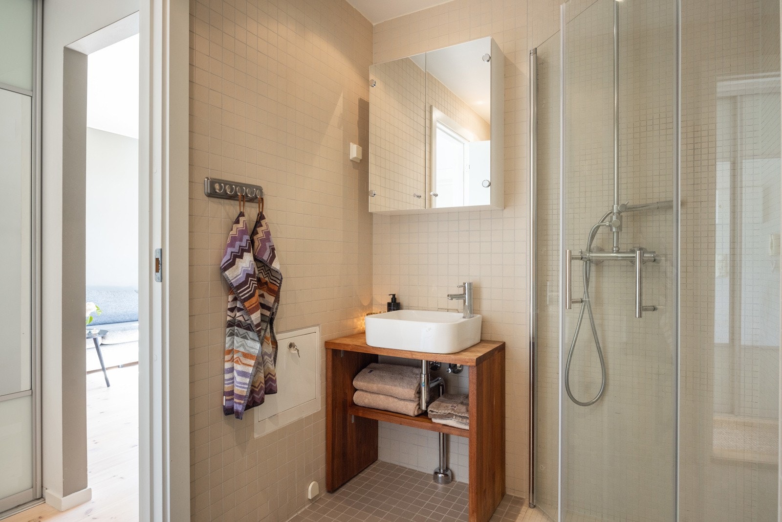 Badet har dusjnisje med glassdør, frittstående servantbolle og toalett. Galleribilde