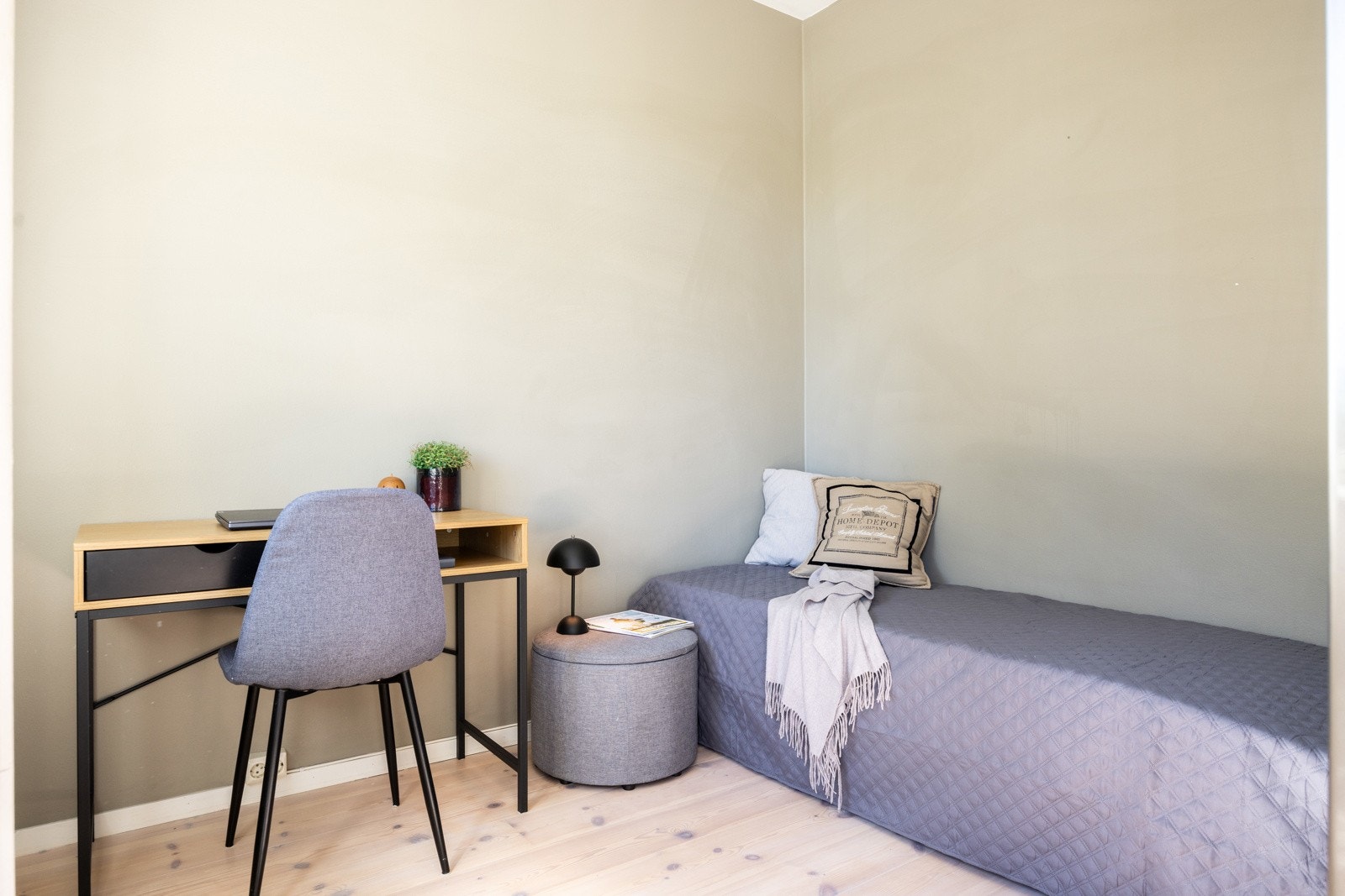 Det minste soverommet er fortsatt av god størrelse. Med plass til enten dobbeltseng, eller enkeltseng + kontormøblement. Galleribilde