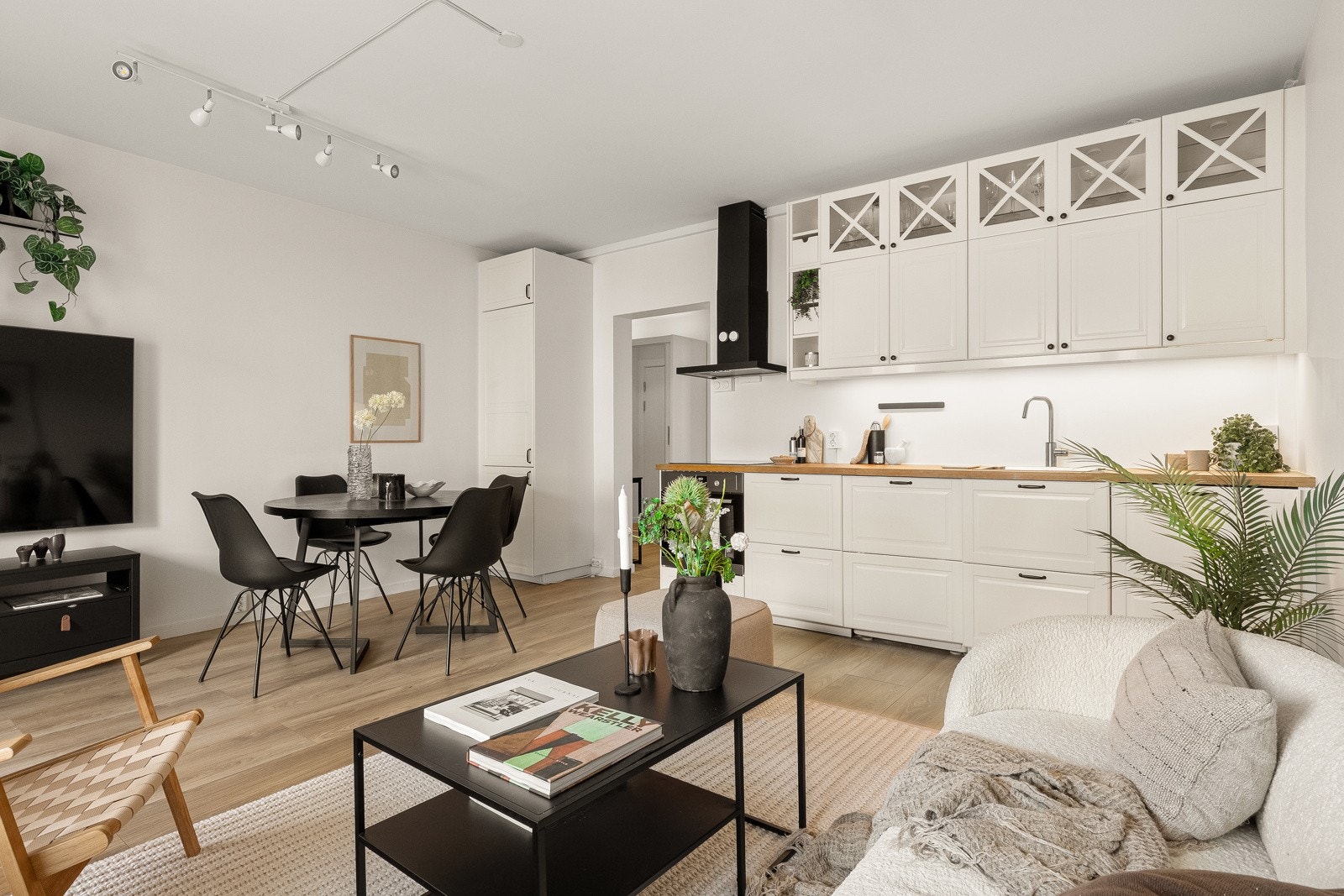 Kjøkkenet er utstyrt med ledbelysning under overskap, samt helintegrerte hvitevarer som induksjonsplatetopp, stekeovn, oppvaskmaskin og kjøle-/fryseskap. Galleribilde